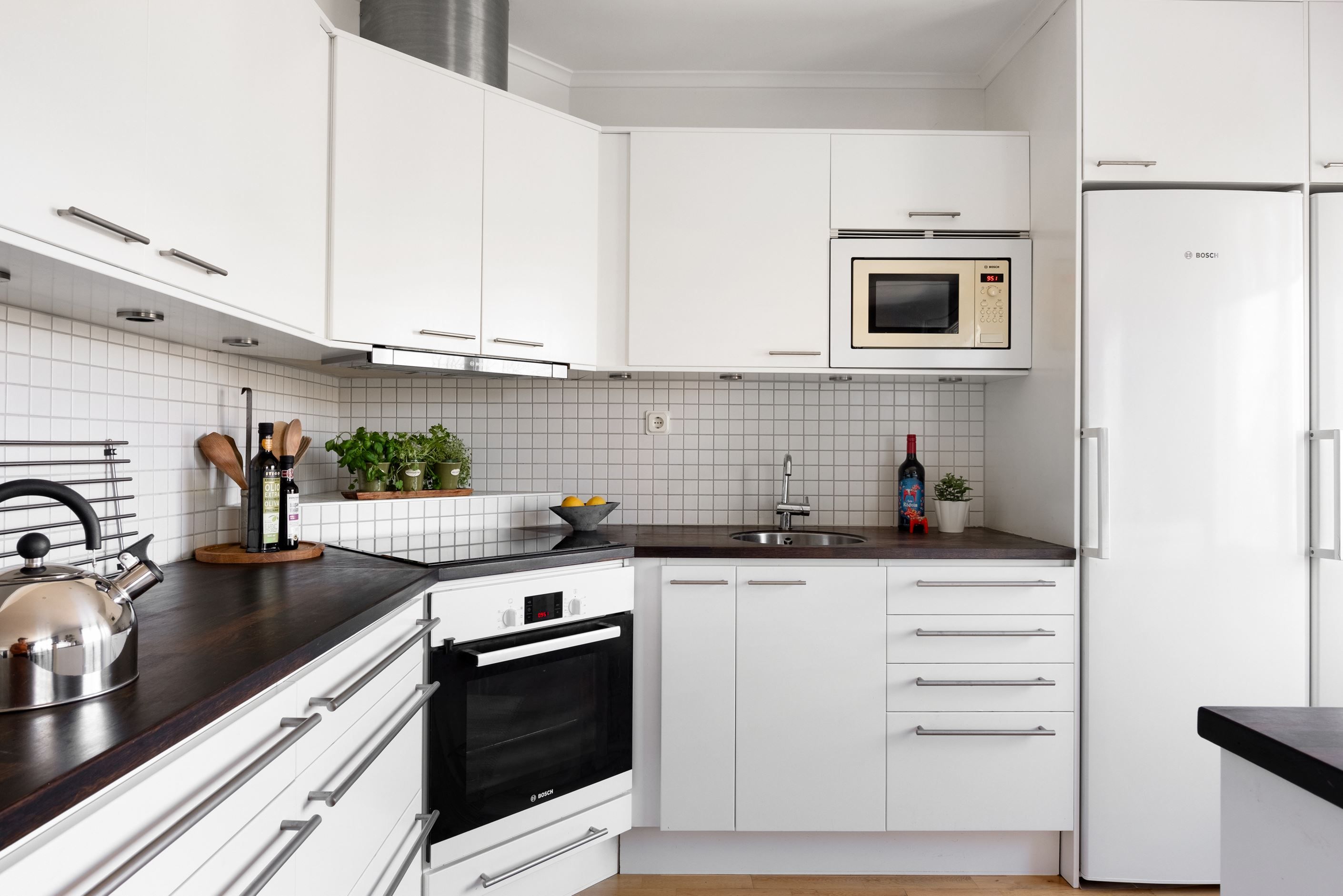 Köket går i ljusa och neutrala färger.