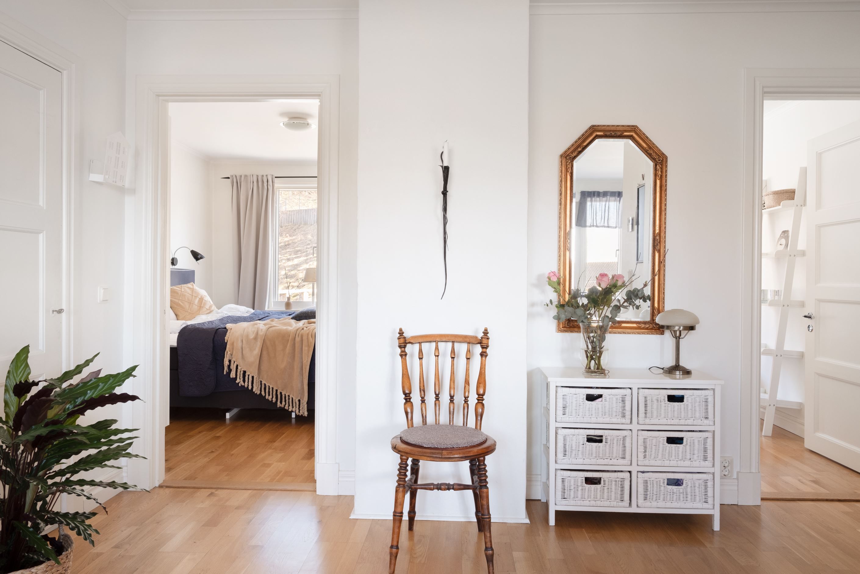 På entréplan finns även två sovrum.