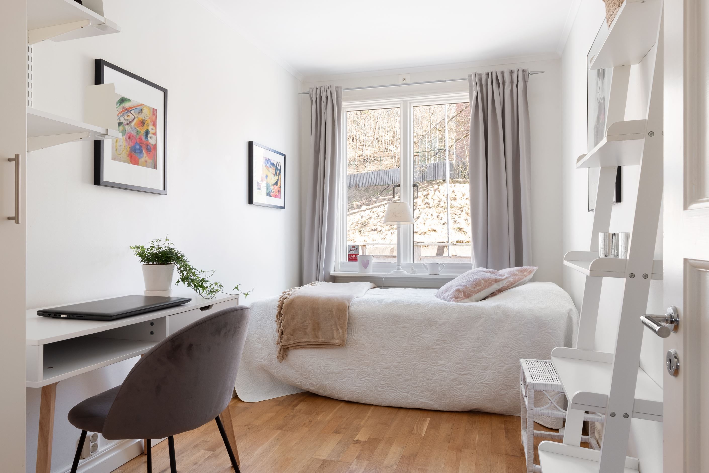 Nästa mysiga sovrum används idag till gästrum.