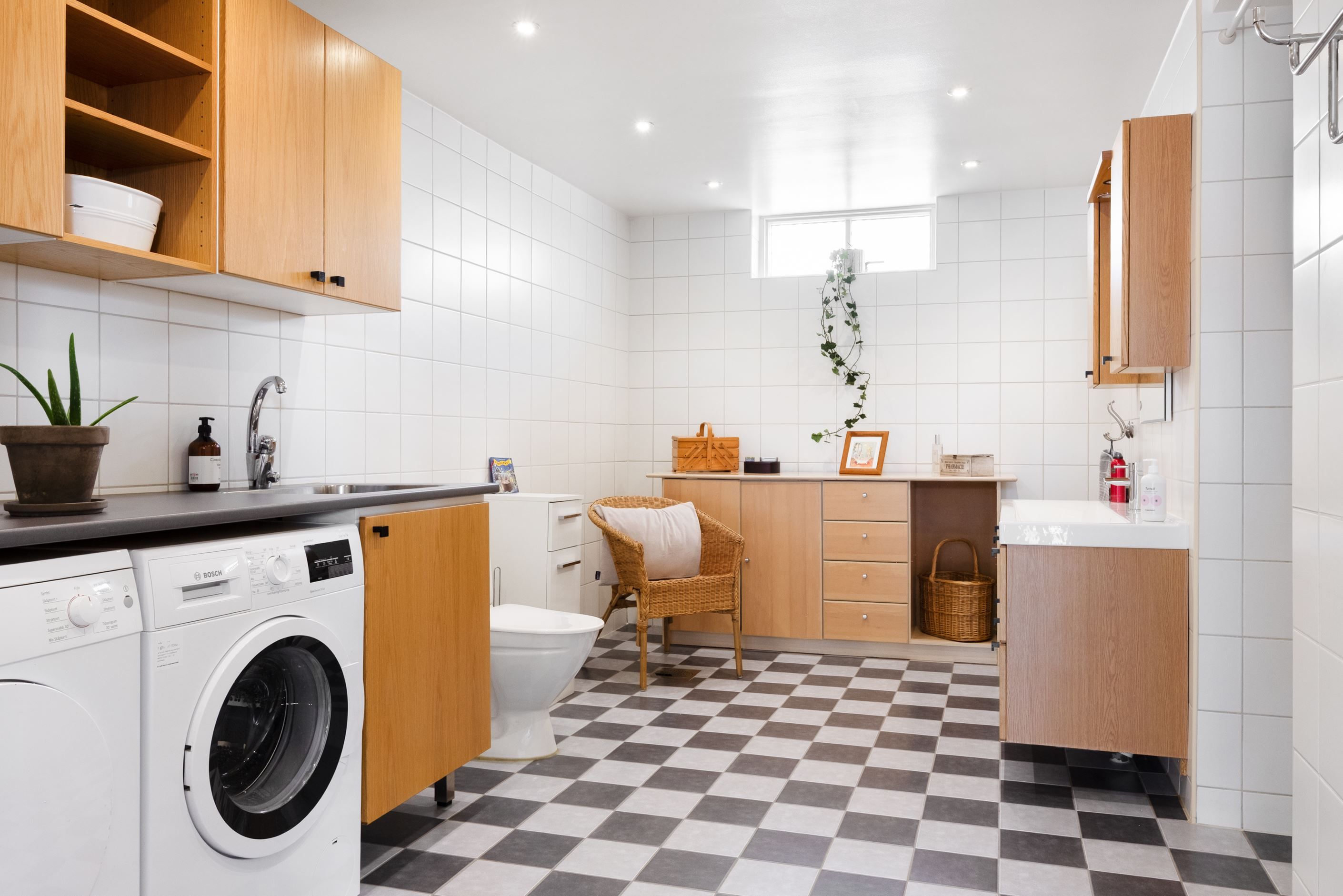 Det stora badrummet på nedre plan har tvättmöjligheter.