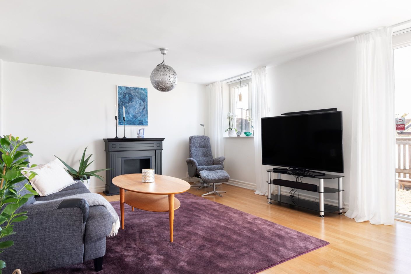 Allrummet på nedre plan är perfekt för avkoppling.