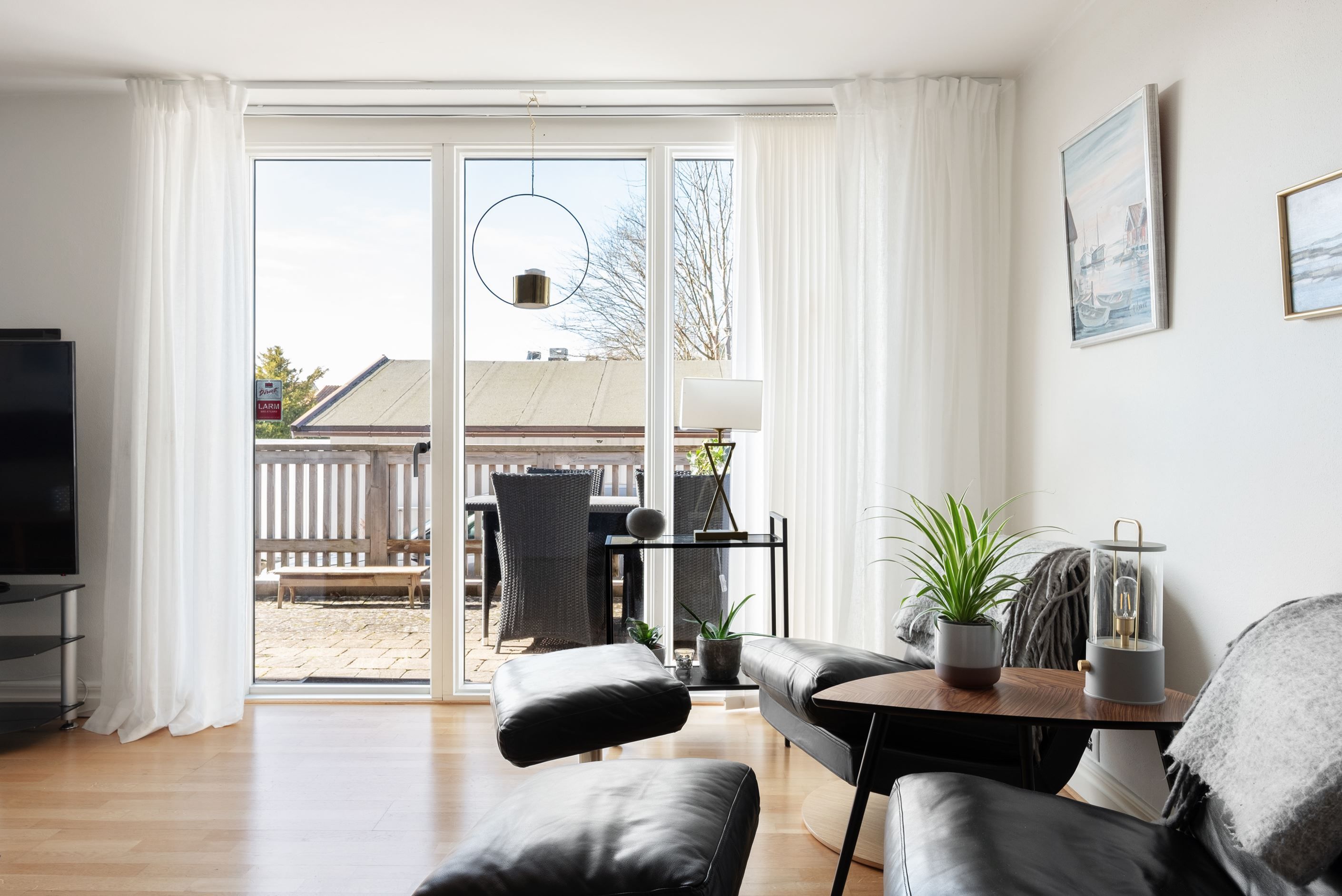 Från allrummet på nedre plan nås den privata uteplatsen.