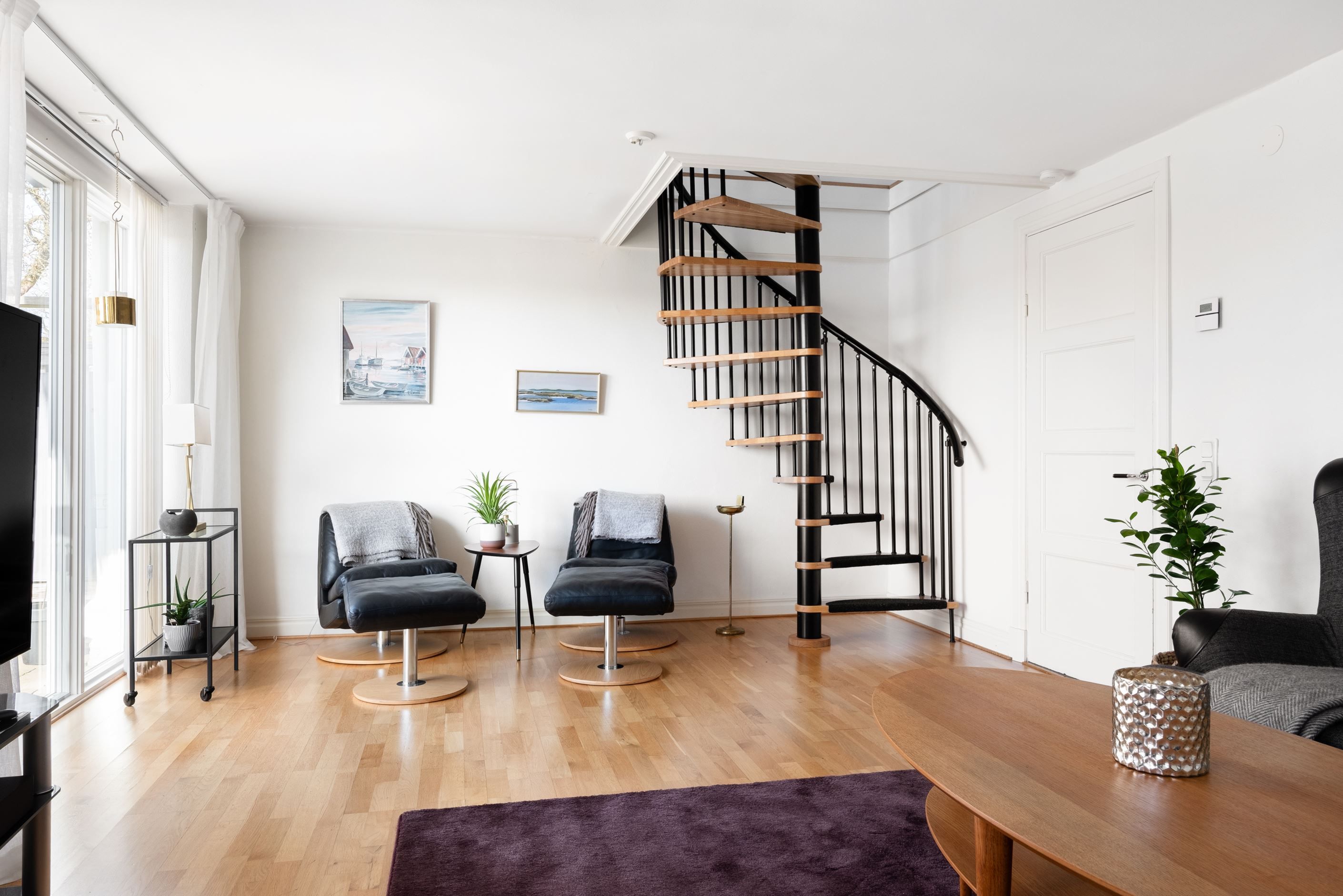 Nedre plan nås via en spiraltrappa.