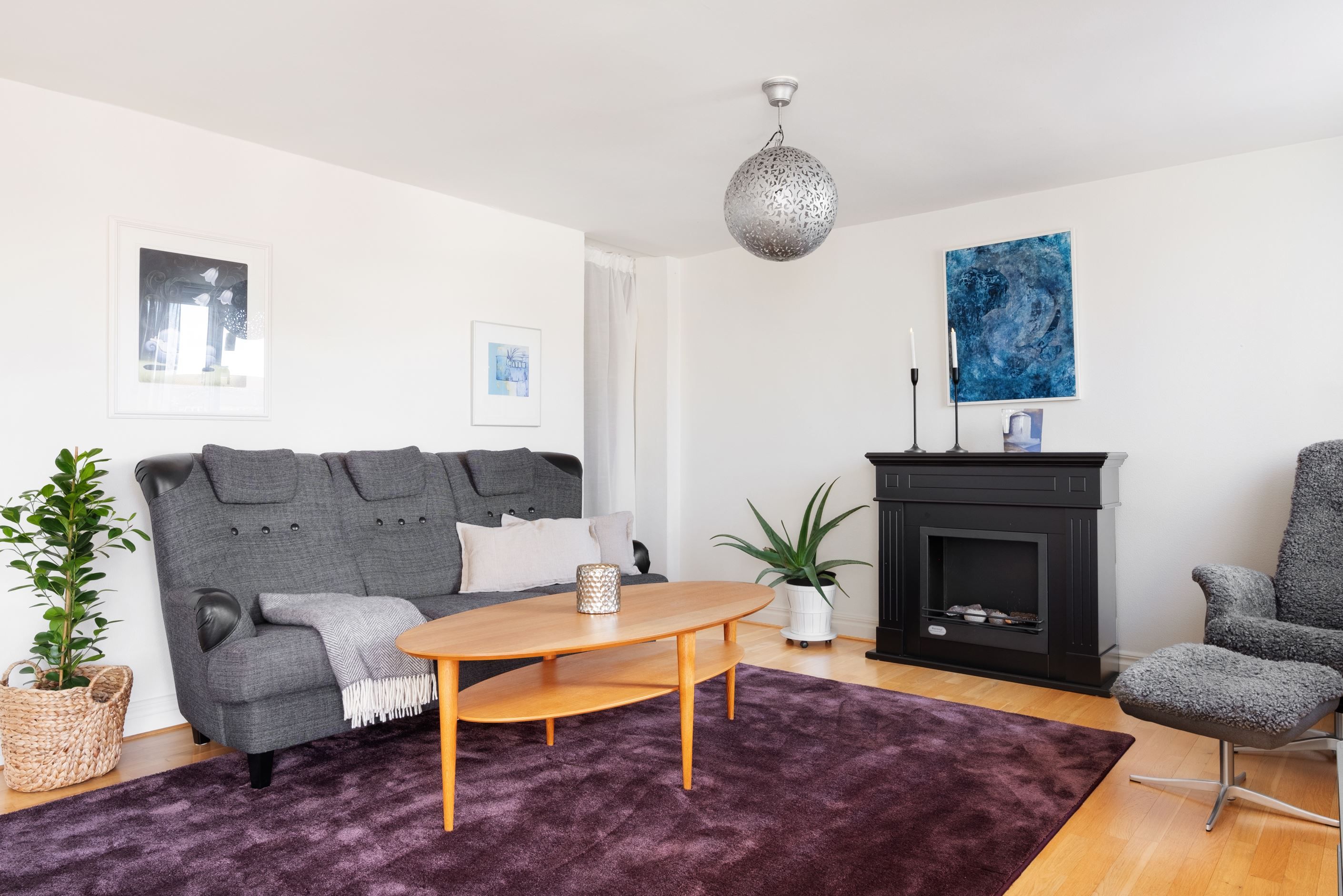 Här finns både plats för soffan och klädförvaring tack vare en stor klädkammare.