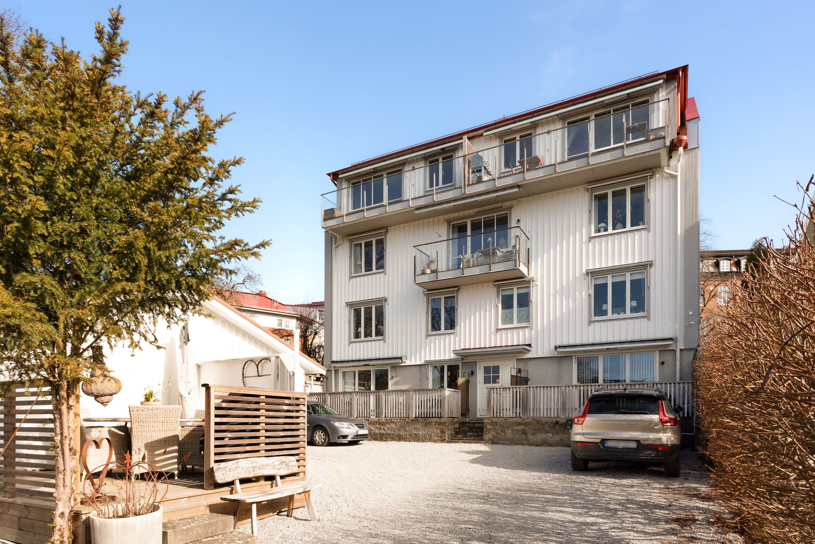 På baksidan av föreningens hus finns såväl parkeringsplats och egna förråd.