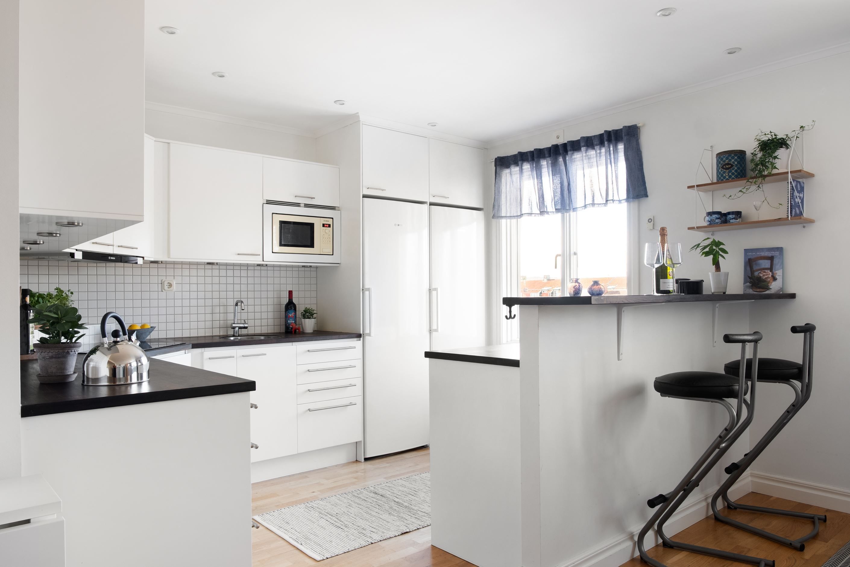 Köket har öppen och ljus planlösning mot vardagsrummet.