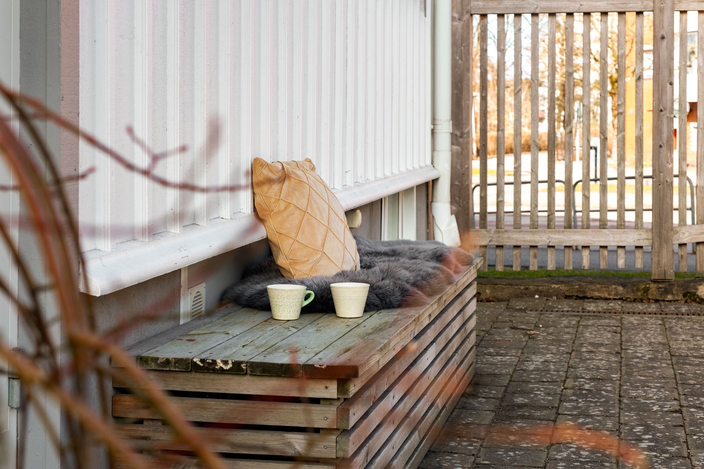 Även på framsidan av föreningens hus finns trevliga samlingsytor.