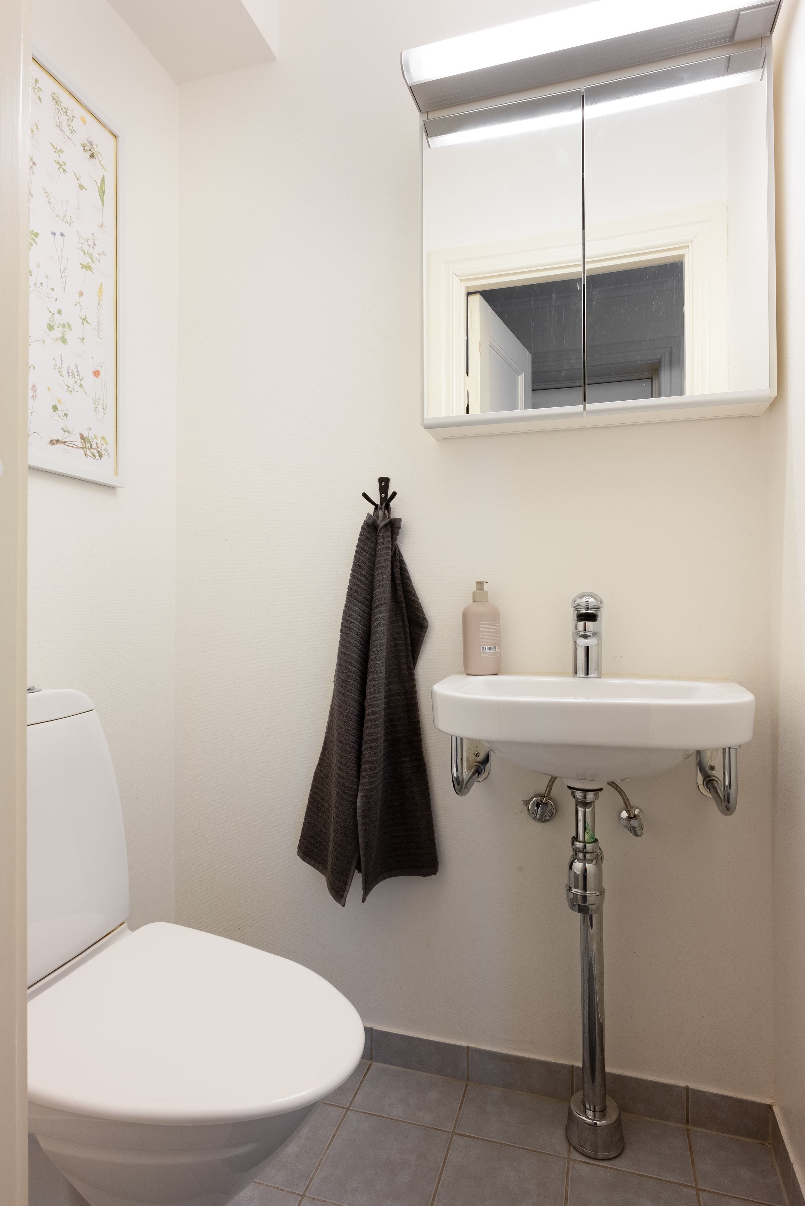 På entréplan finns även en praktisk gäst-toalett.