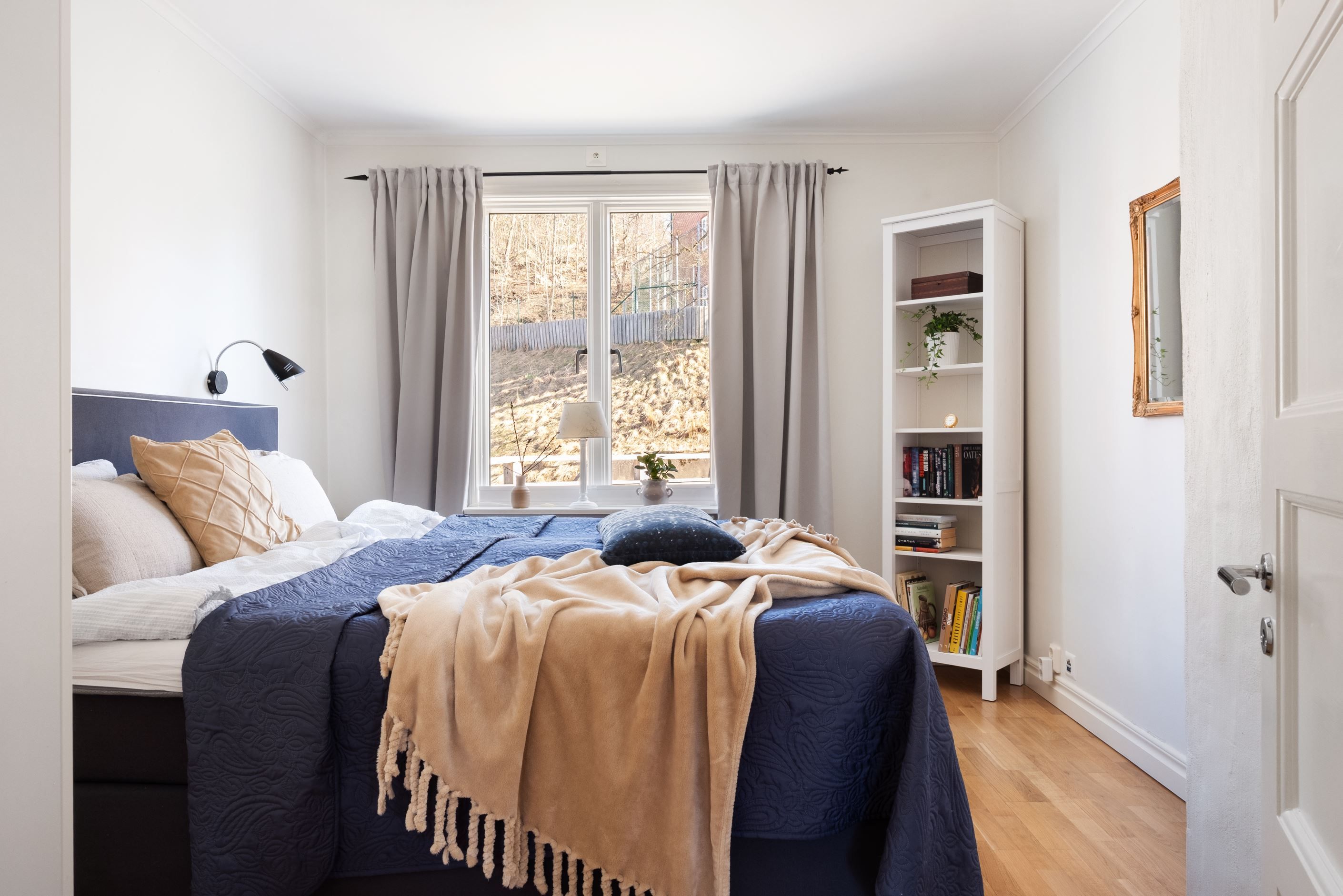 Det första sovrummet rymmer dubbelsängen utan bekymmer.