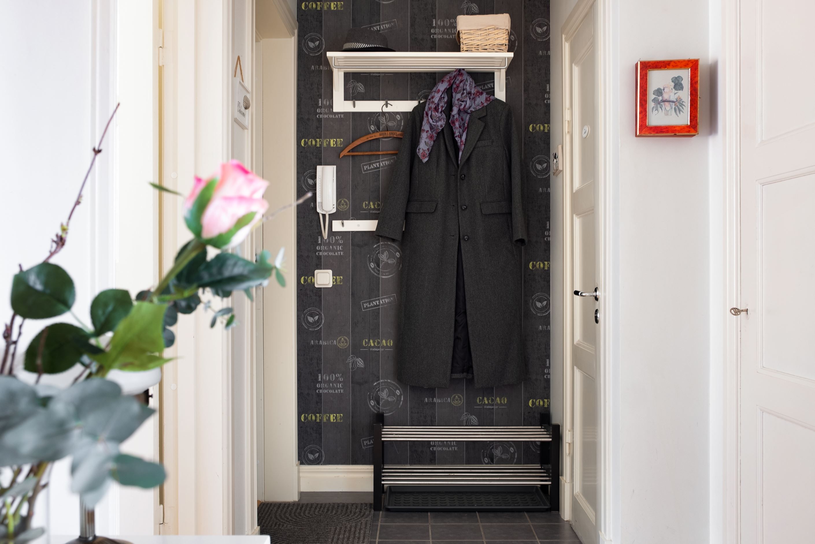 I hallen finns gott om avhängningsmöjligheter.