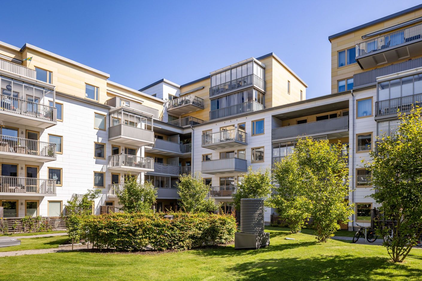 Härlig innergård med grönska.