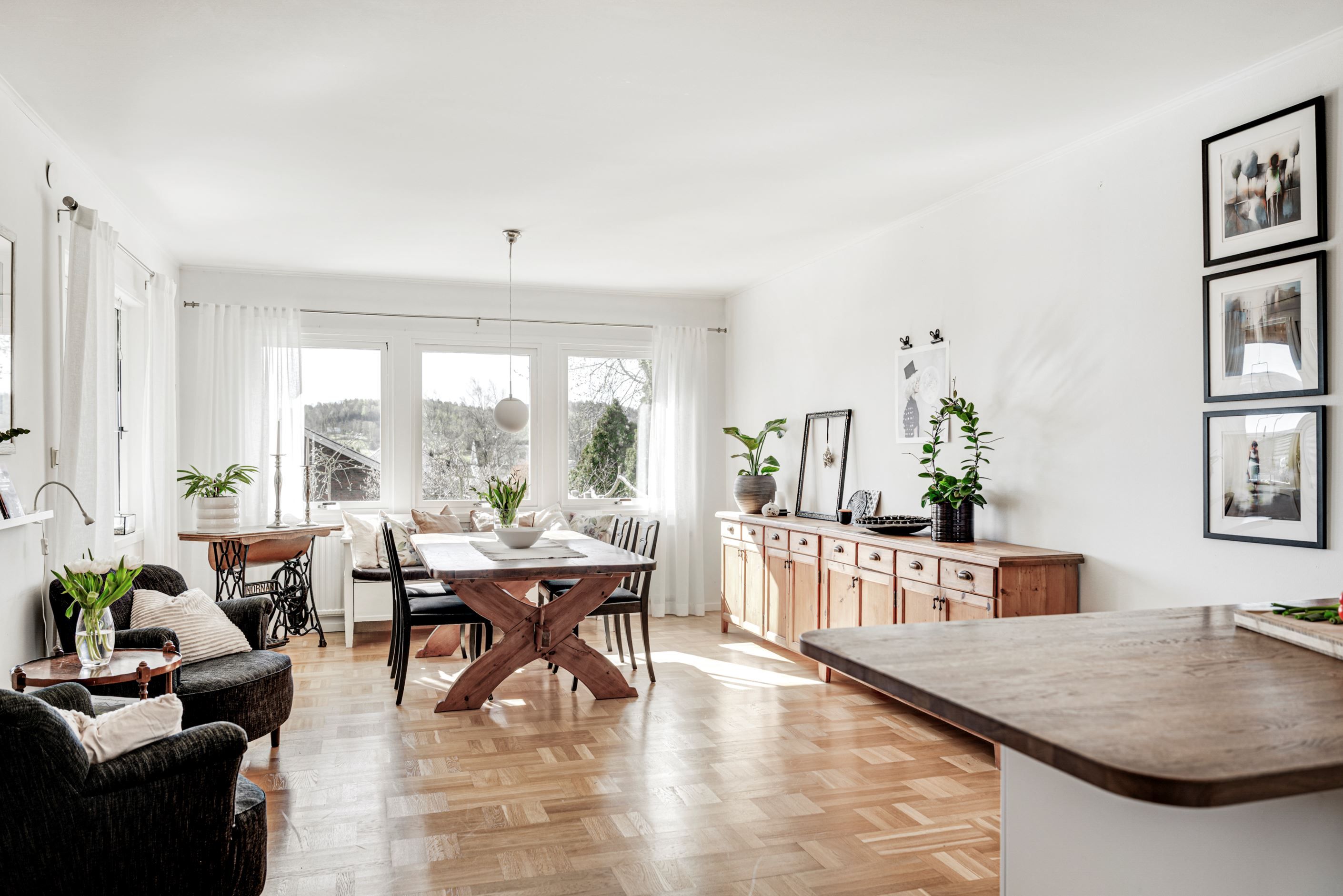 Ett stort allrum/matrum med gott om plats att duka fram julbord eller midsommarmaten.