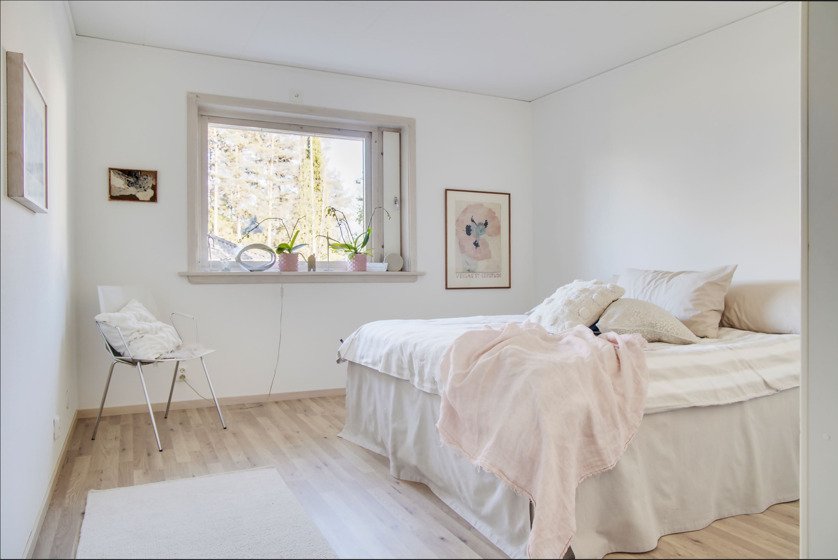 Nästa sovrum har plats för dubbelsängen utan bekymmer.