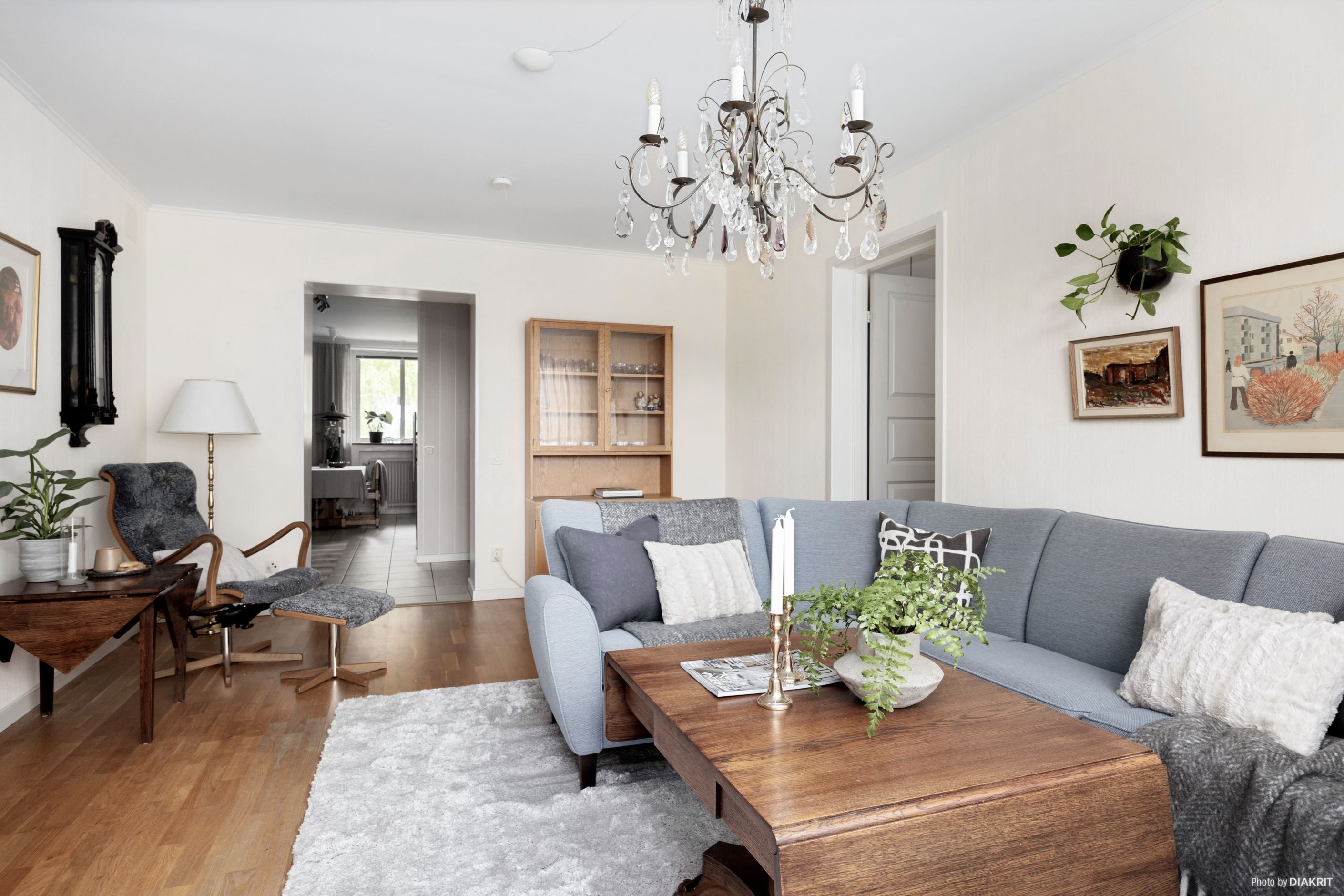 Längre in i hallen öppnar vardagsrummet upp sig.