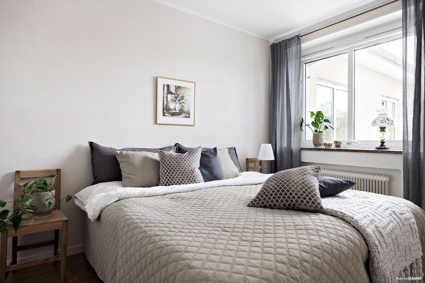Från vardagsrummet nås ett sovrum med flertalet garderober och plats för dubbelsängen.