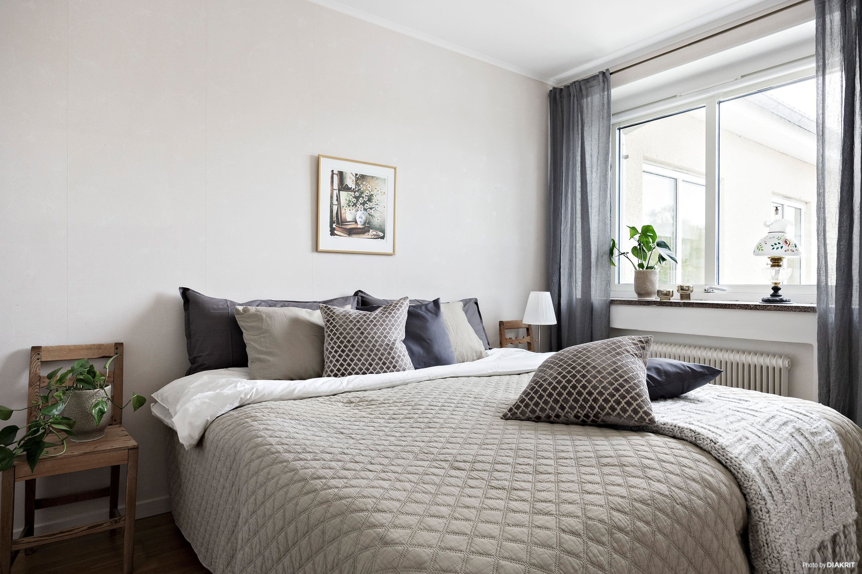Från vardagsrummet nås ett sovrum med flertalet garderober och plats för dubbelsängen.