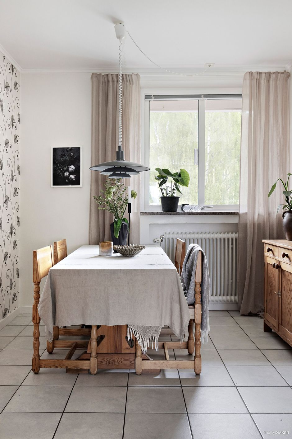 Här finns även en ljus matplats vid fönstret.