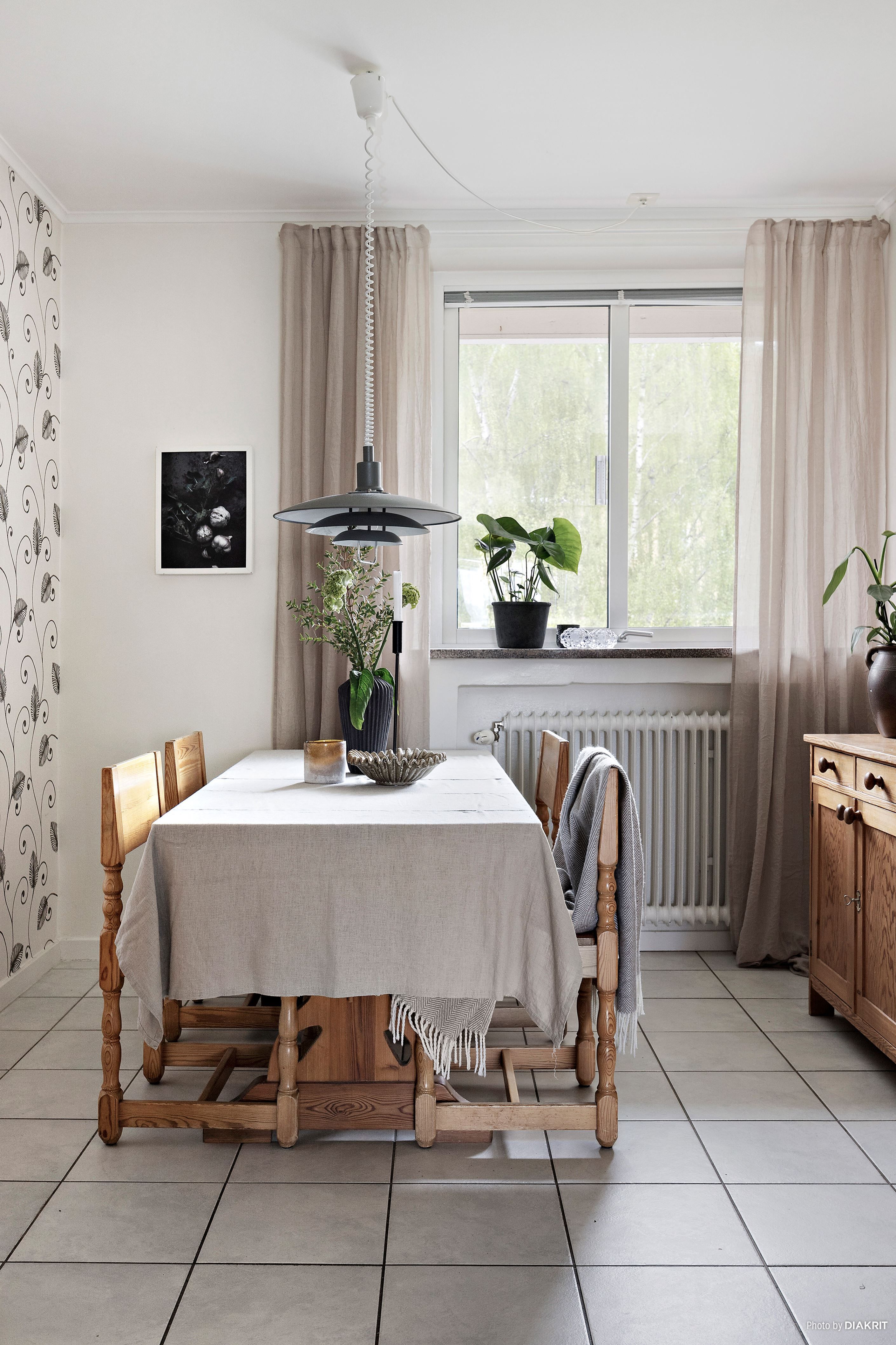 Här finns även en ljus matplats vid fönstret.