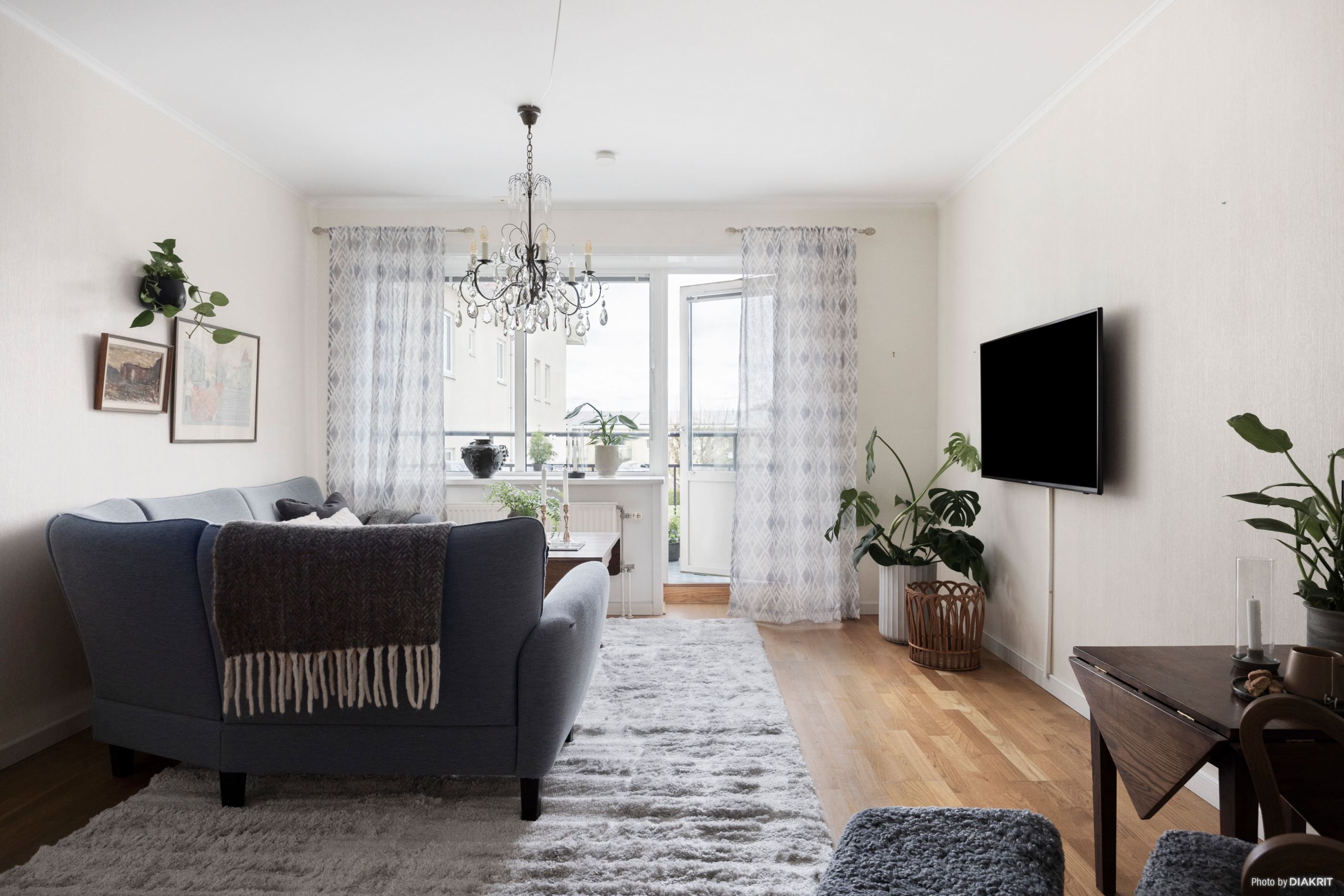 Från vardagsrummet nås bostadens balkong.