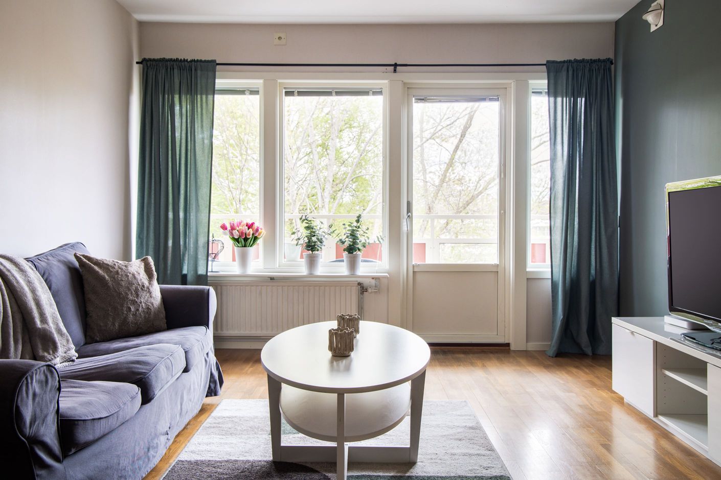 Här finns plats för soffgruppen och utgång till bostadens pärla, balkongen.