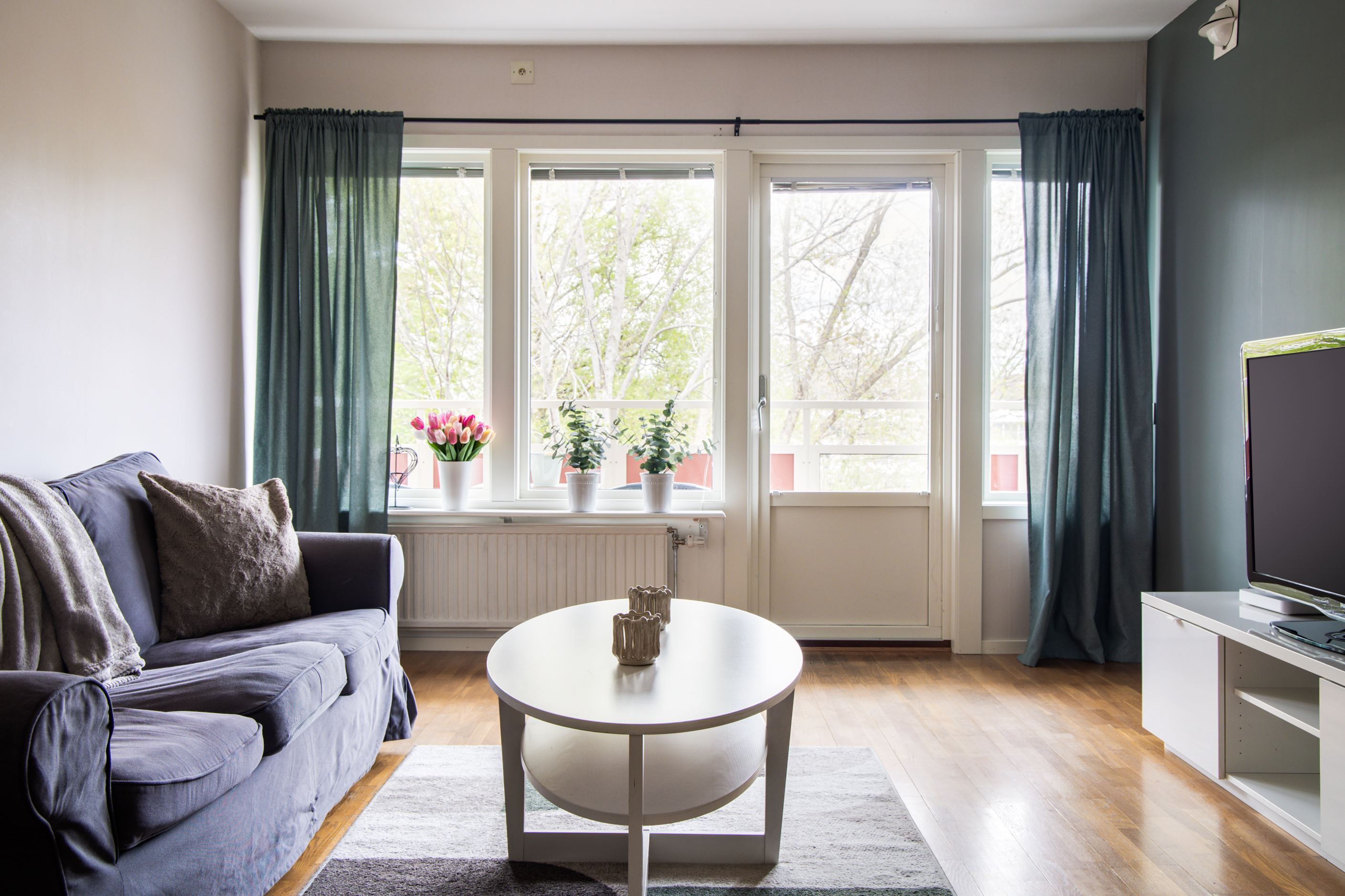 Här finns plats för soffgruppen och utgång till bostadens pärla, balkongen.