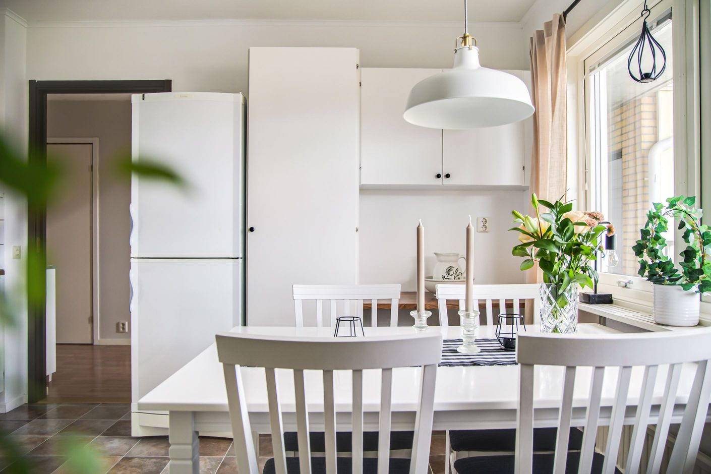 Förutom en ljus matplats finns goda förvaringsmöjligheter i köket.