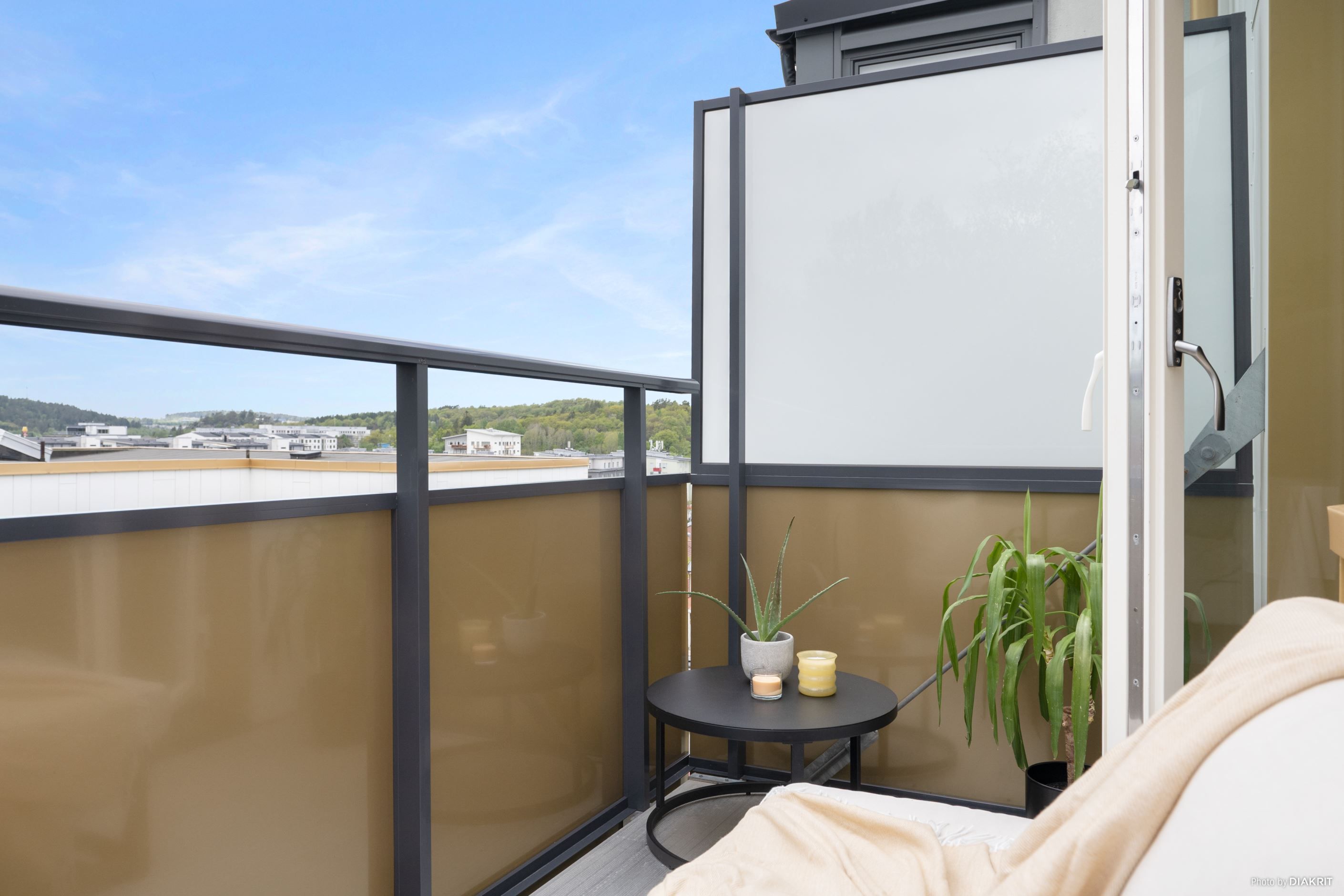 Balkongen med perfekt solläge blir en naturlig samlingsplats då gäster kommer på besök.