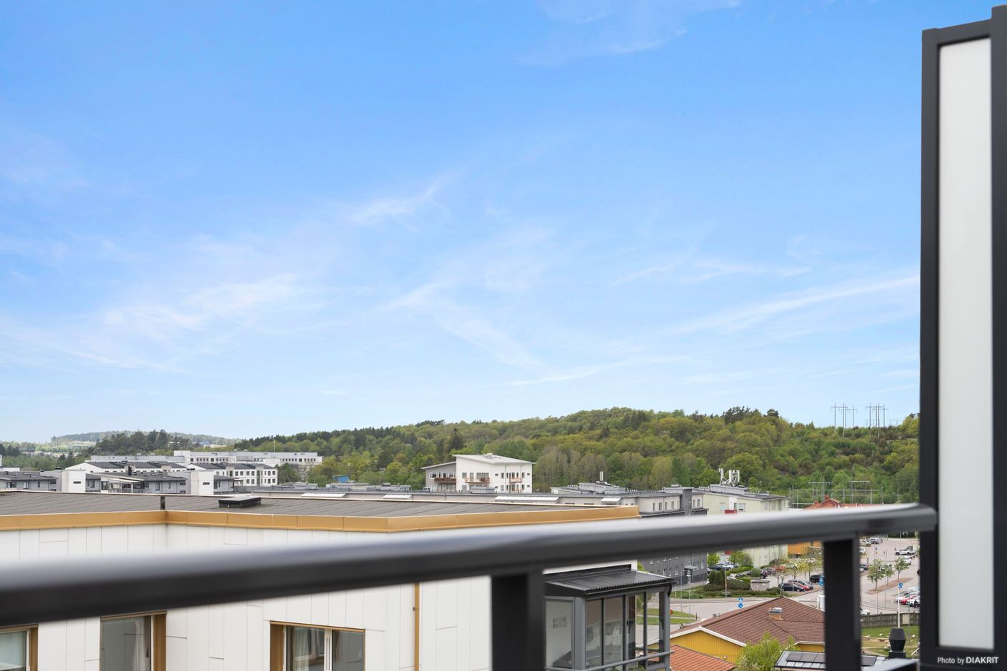 Högst upp i huset ger insynsskydd och ljusinsläpp.