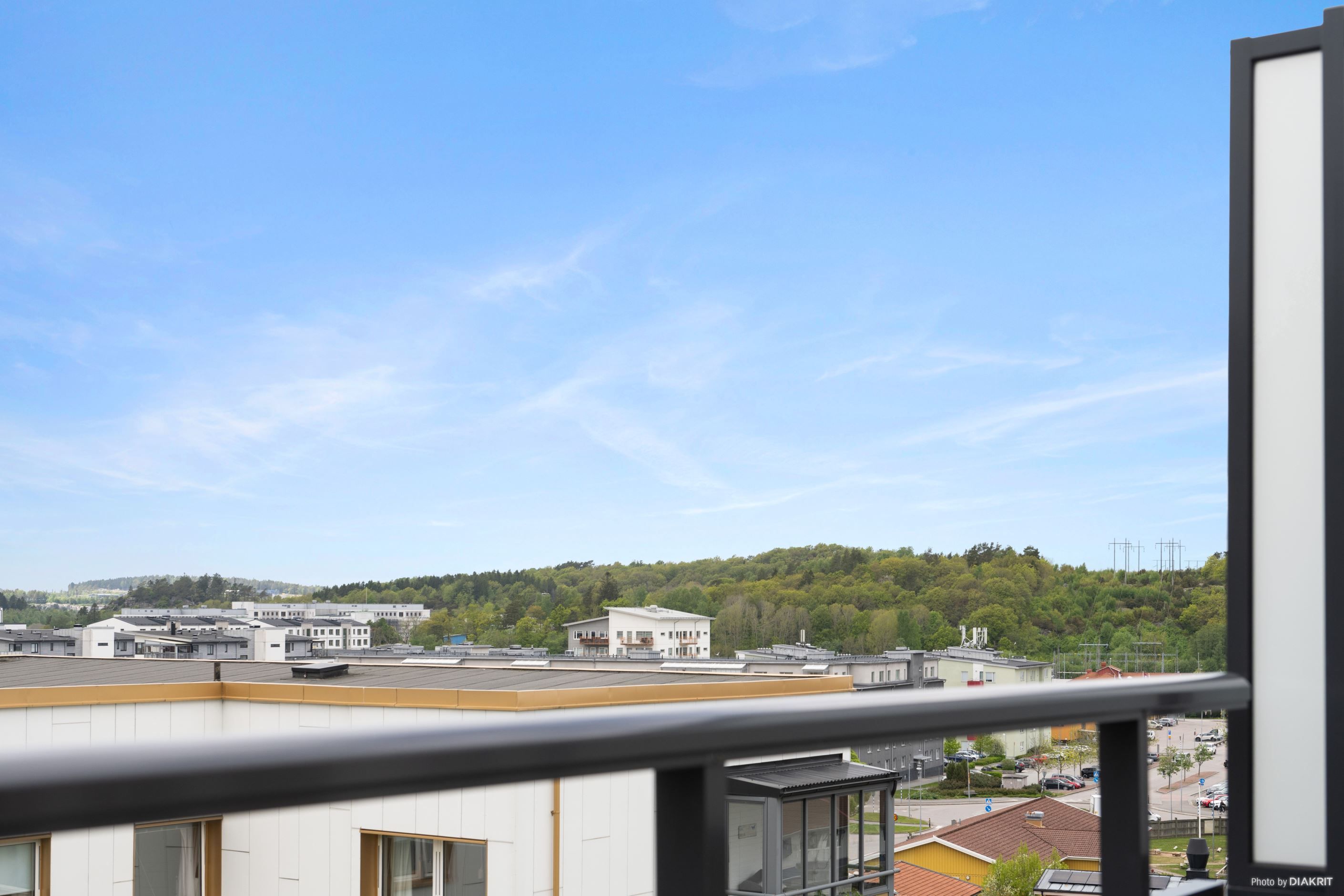 Högst upp i huset ger insynsskydd och ljusinsläpp.