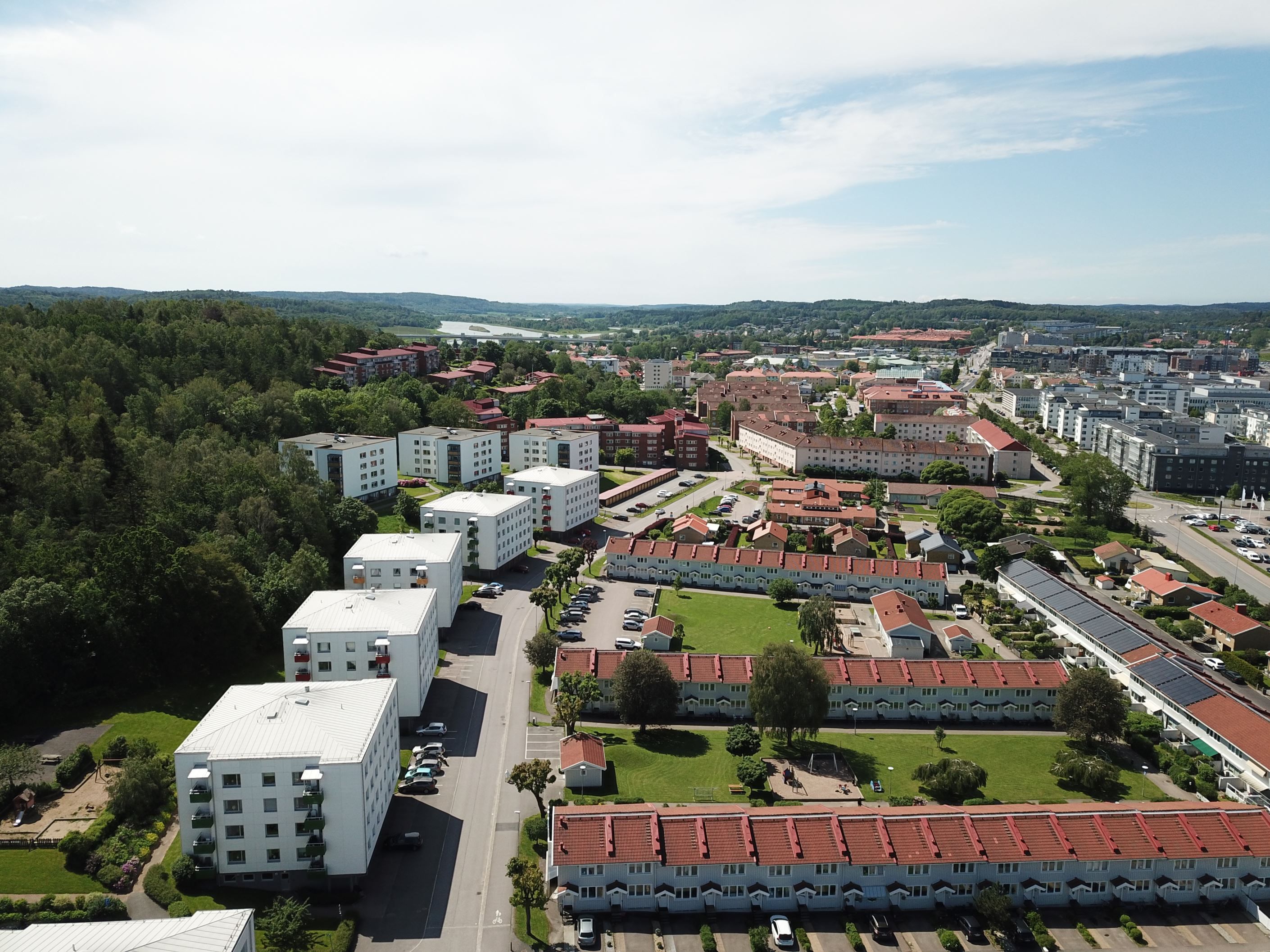 Förskolor, skolor och lekplatser alldeles i närheten.