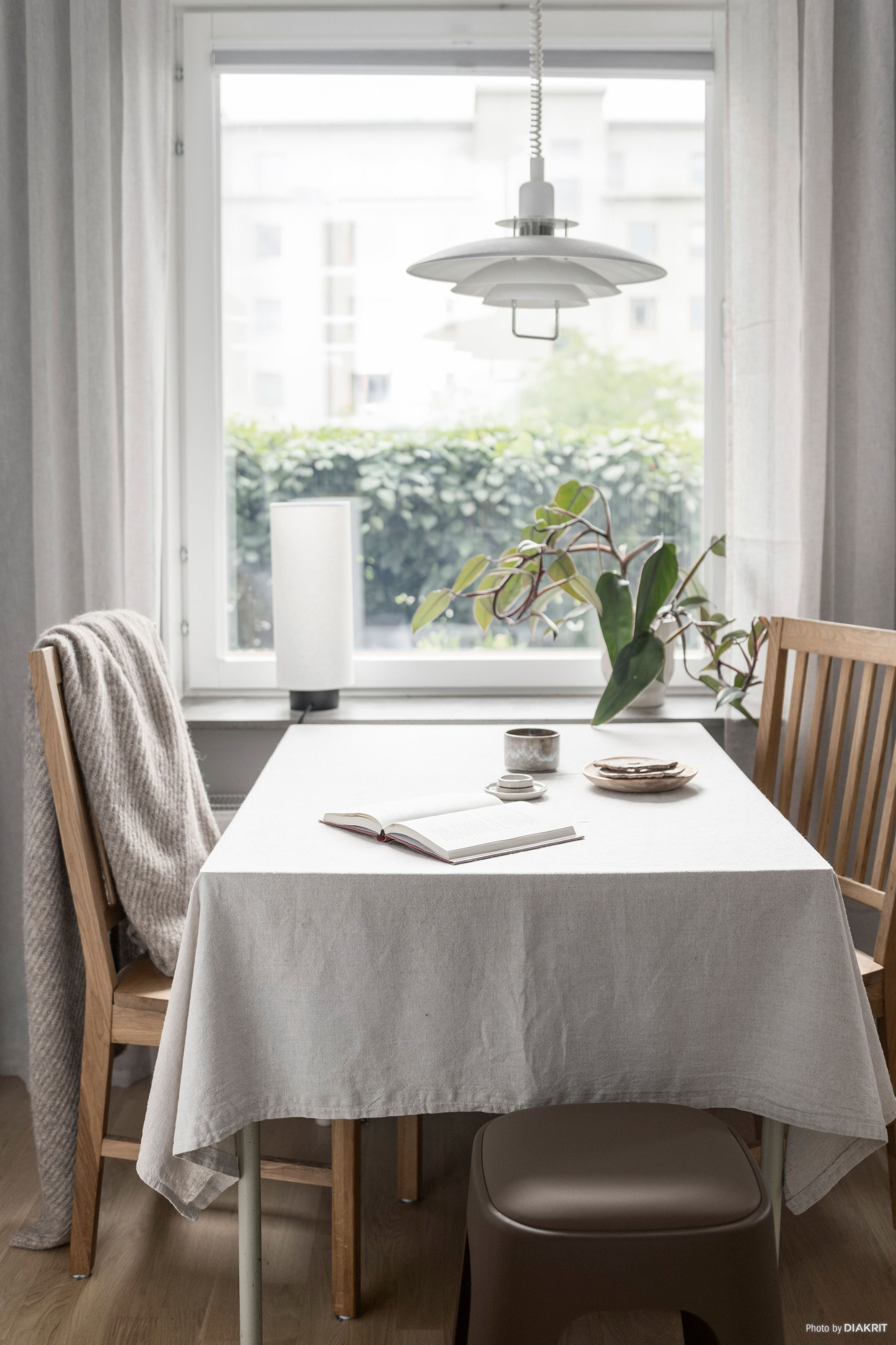 Den ljusa matplatsen vid fönstret.