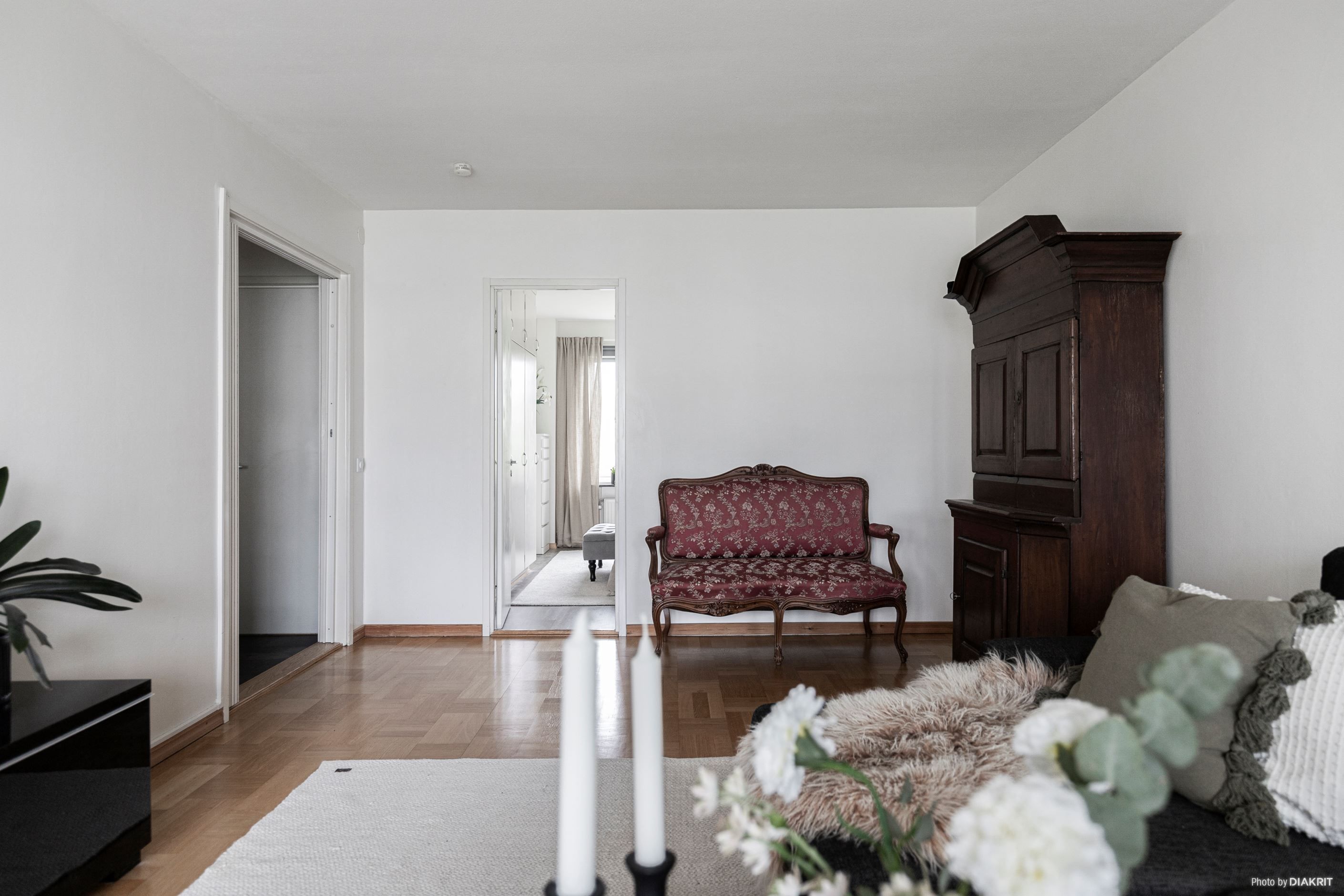Vardagsrummet är mycket rymligt.