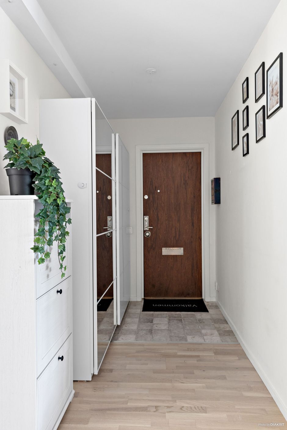 Hallen har en skjutdörrsgarderob som hjälper till med bostadens förvaringsmöjligheter.