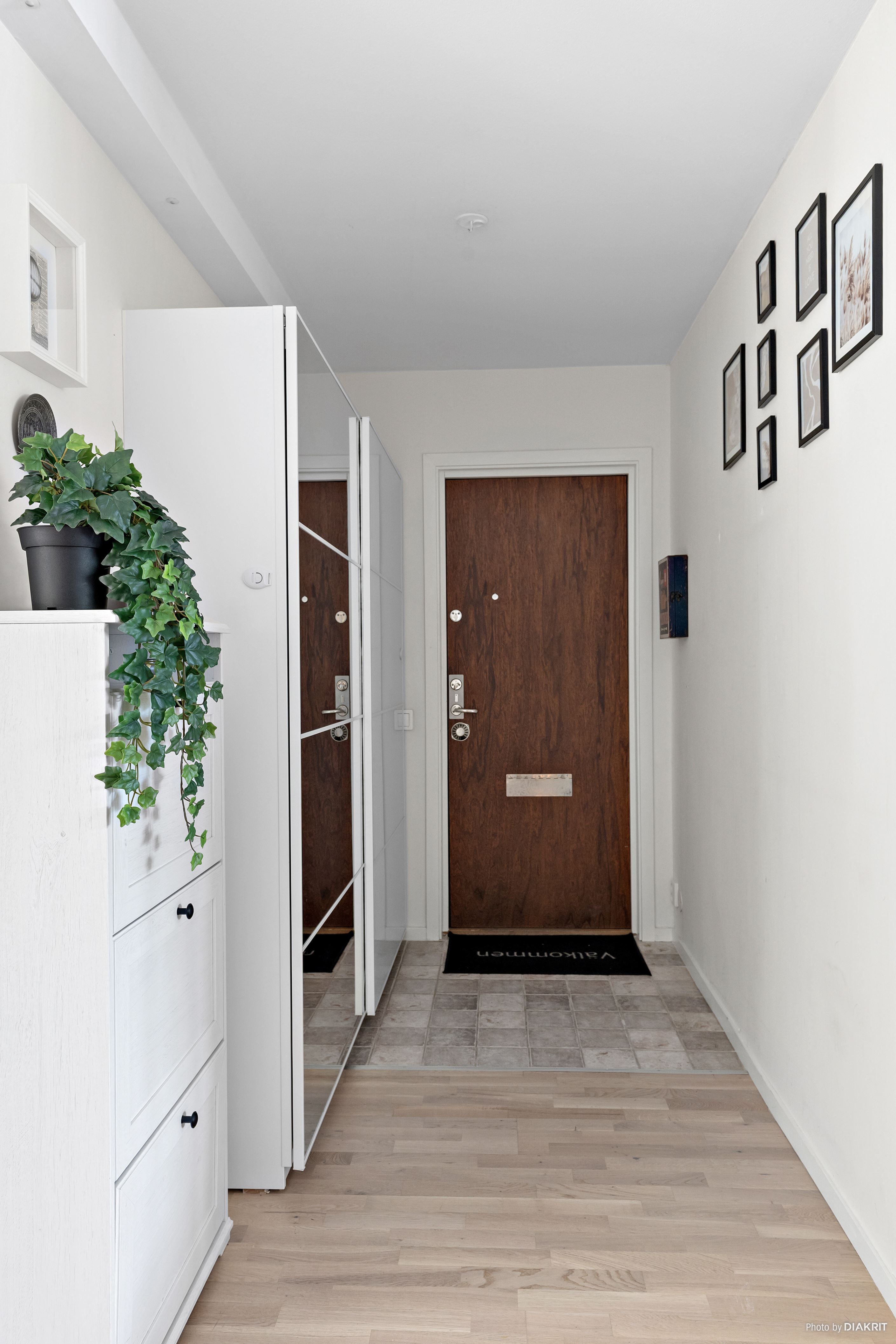 Hallen har en skjutdörrsgarderob som hjälper till med bostadens förvaringsmöjligheter.