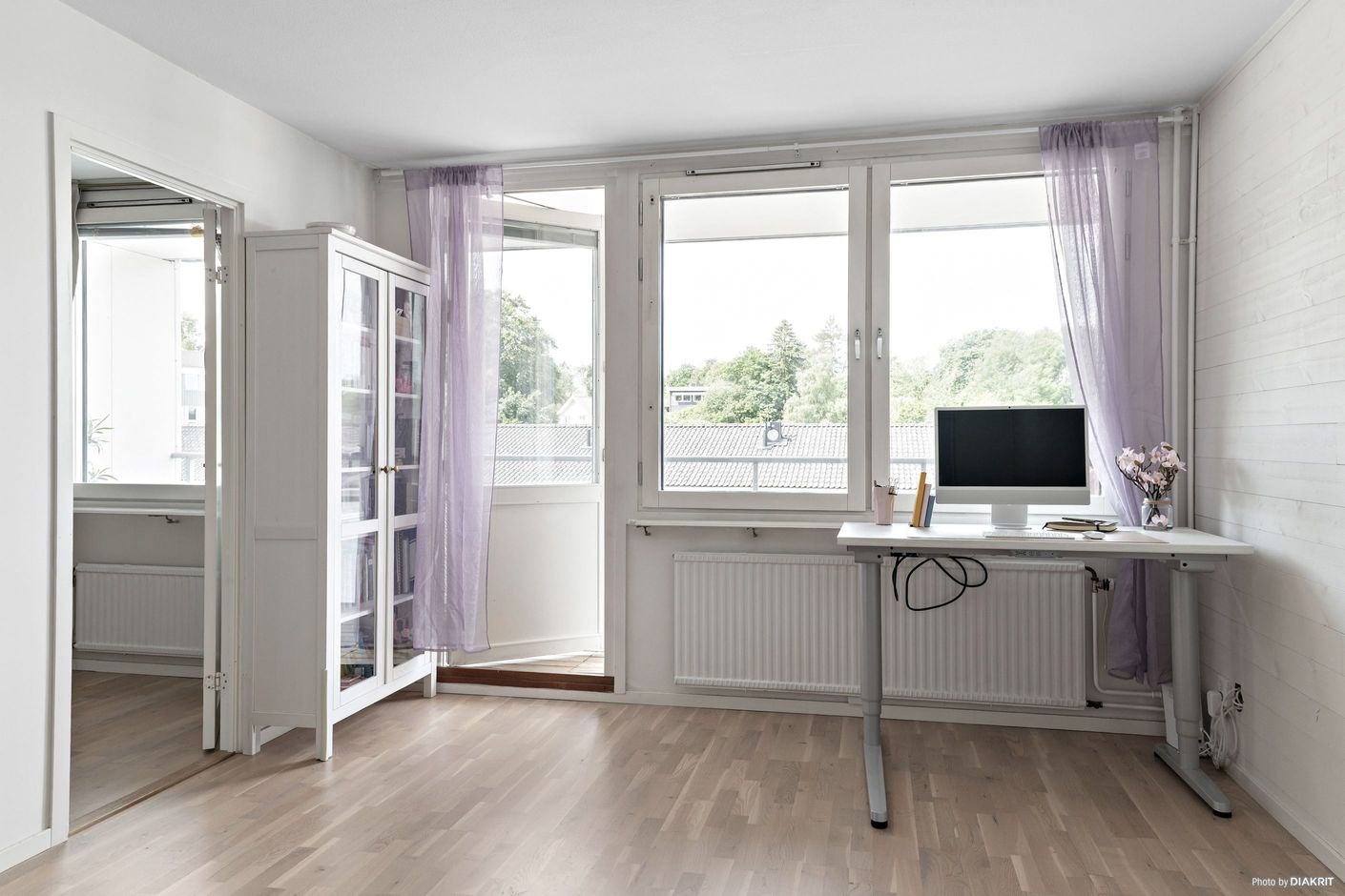 Från vardagsrummet nås den stora balkongen.