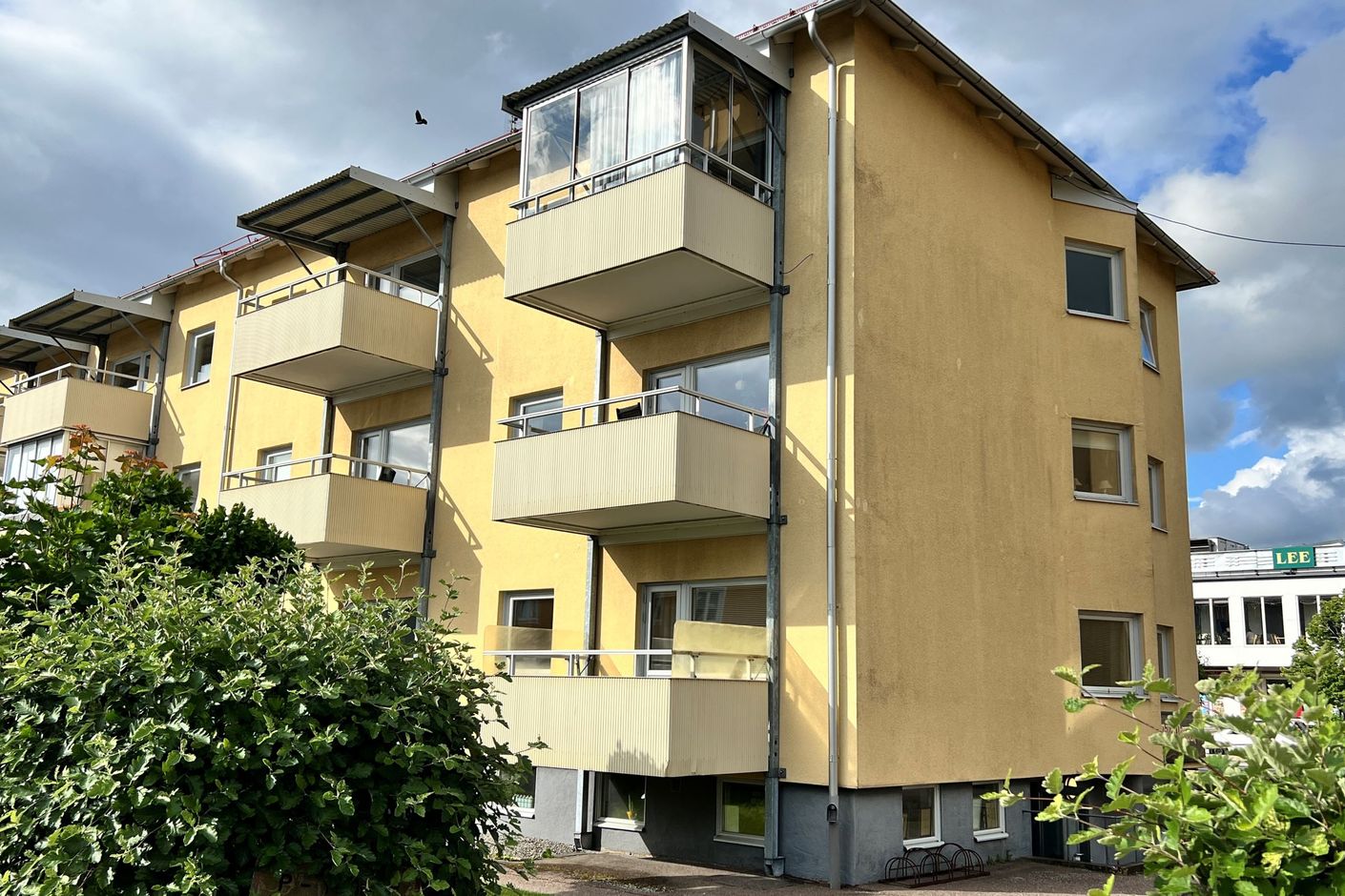 Högst upp i huset med inglasad balkong.