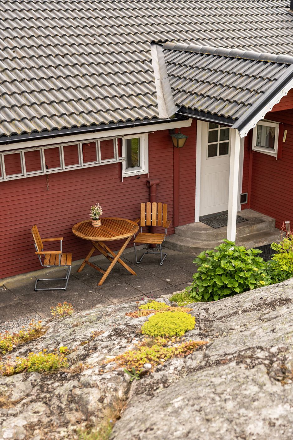 Flertalet uteplatser så att man hela tiden kan hitta sol eller lä.