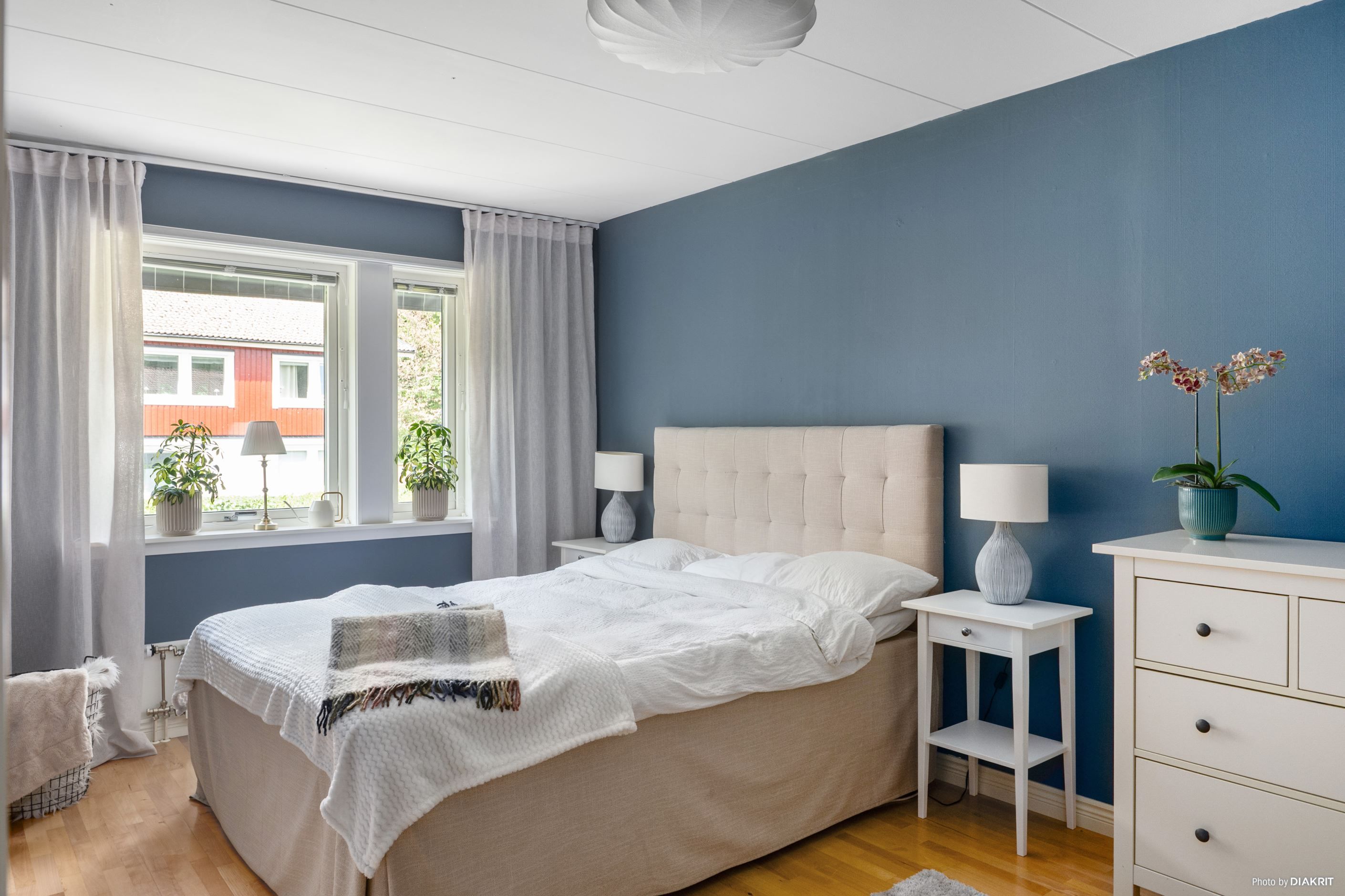 Master bedroom som är stort och rymligt med plats för massa förvaringsmöjligheter