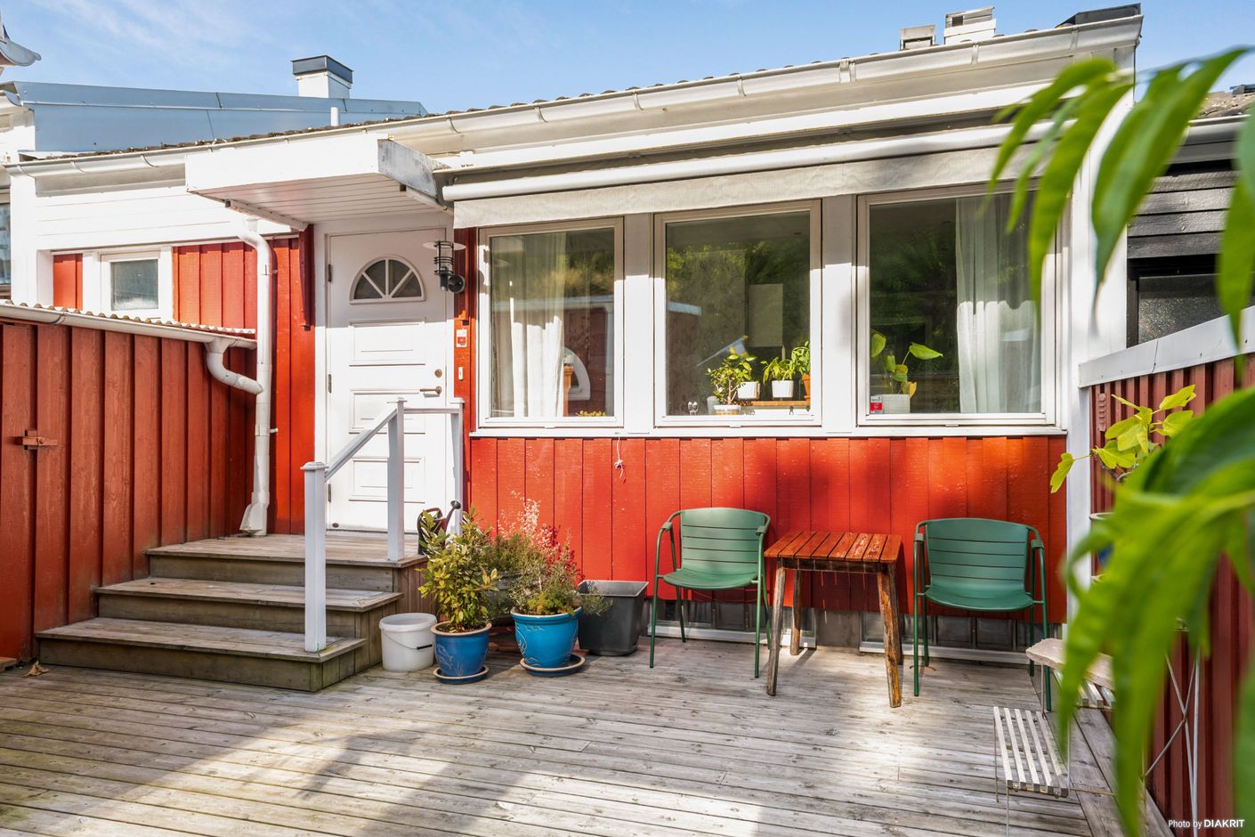 Välkomna till ett mycket rymligt radhus för barnfamiljen.