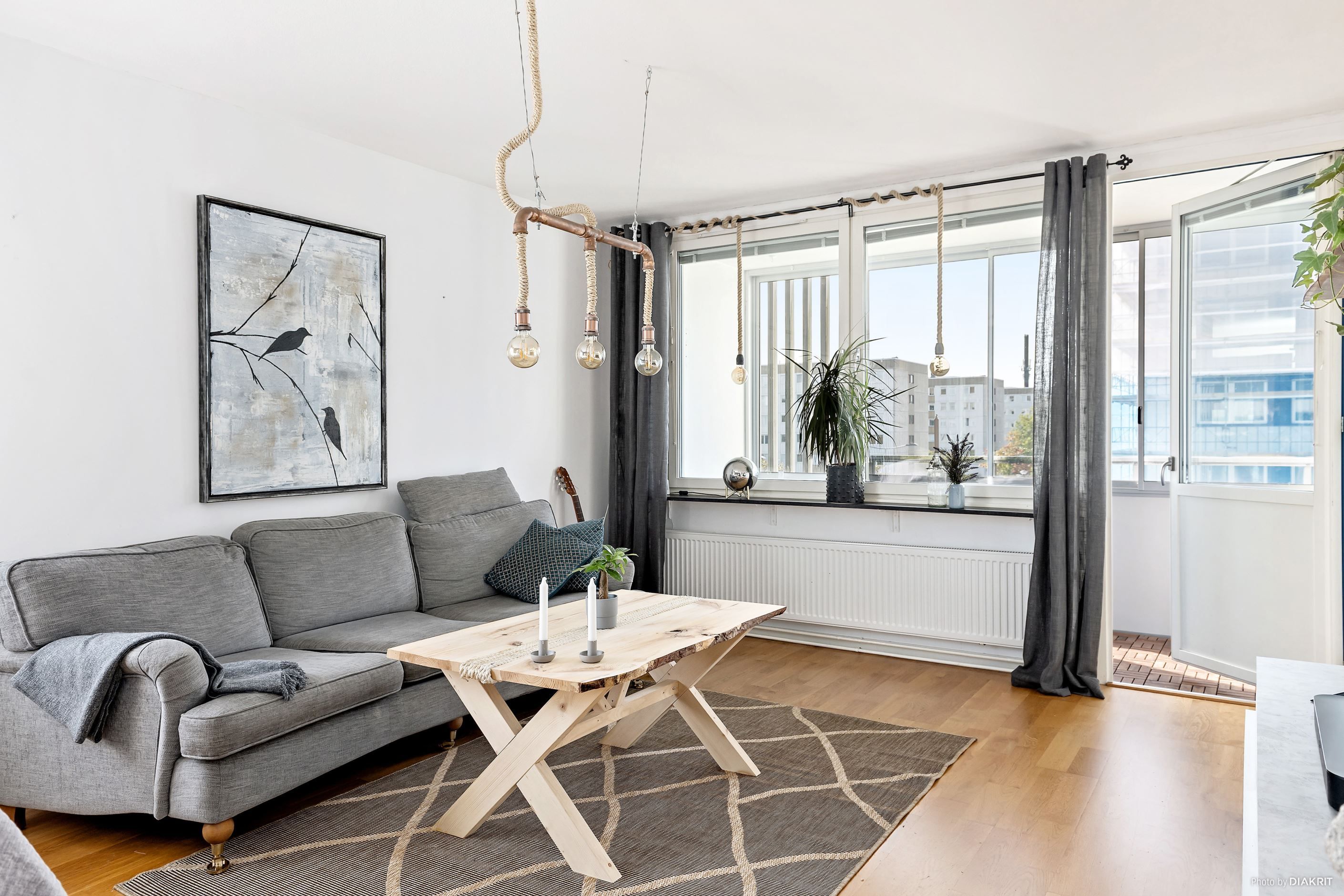 Från vardagsrummet når man den rymliga balkongen.