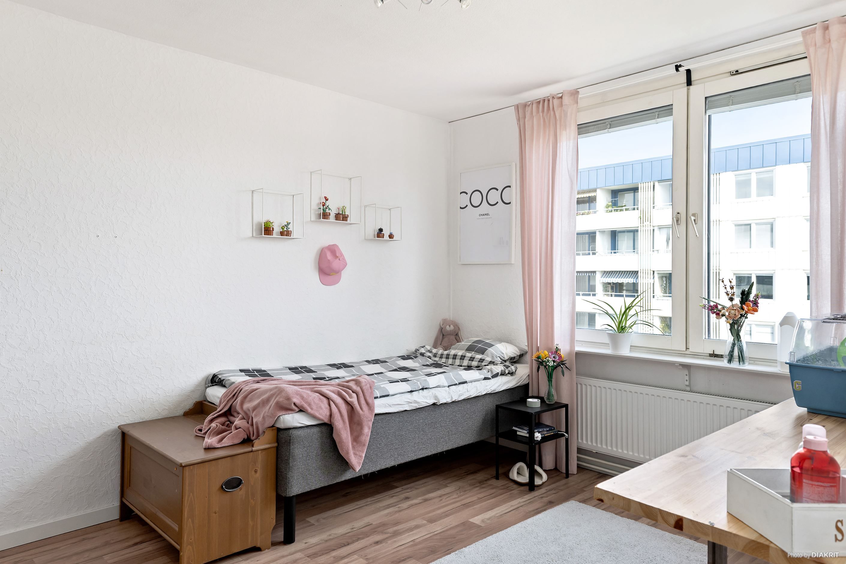 Ett av bostadens rymliga sovrum.