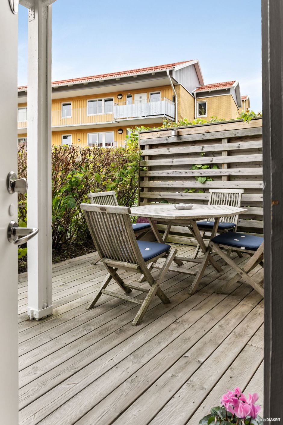 Även vid entrén på framsidan finns en mysig uteplats.