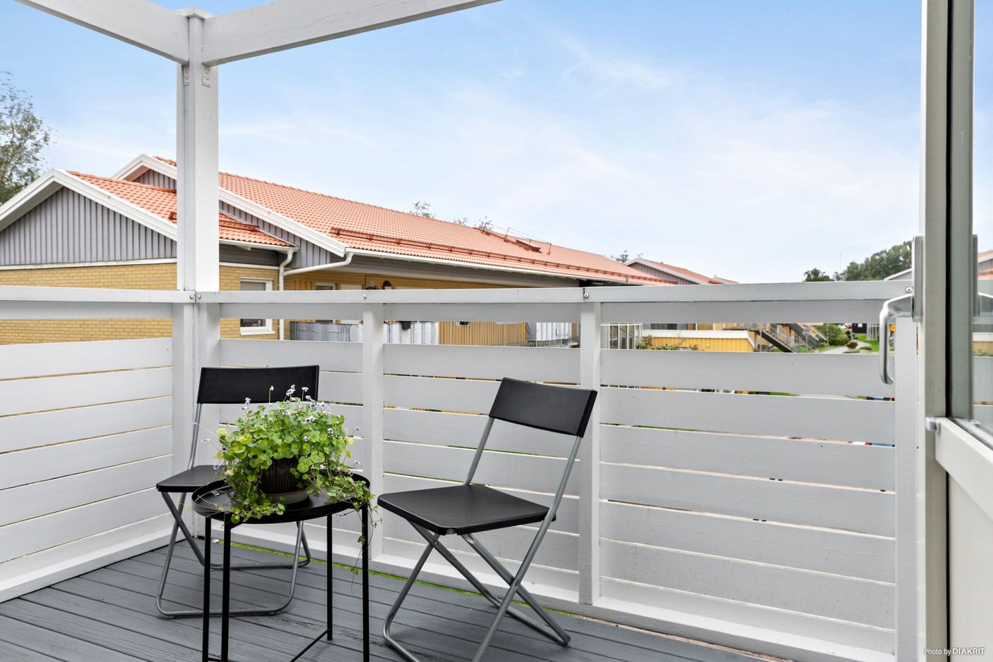 Här finns en privat balkong i härligt solläge.