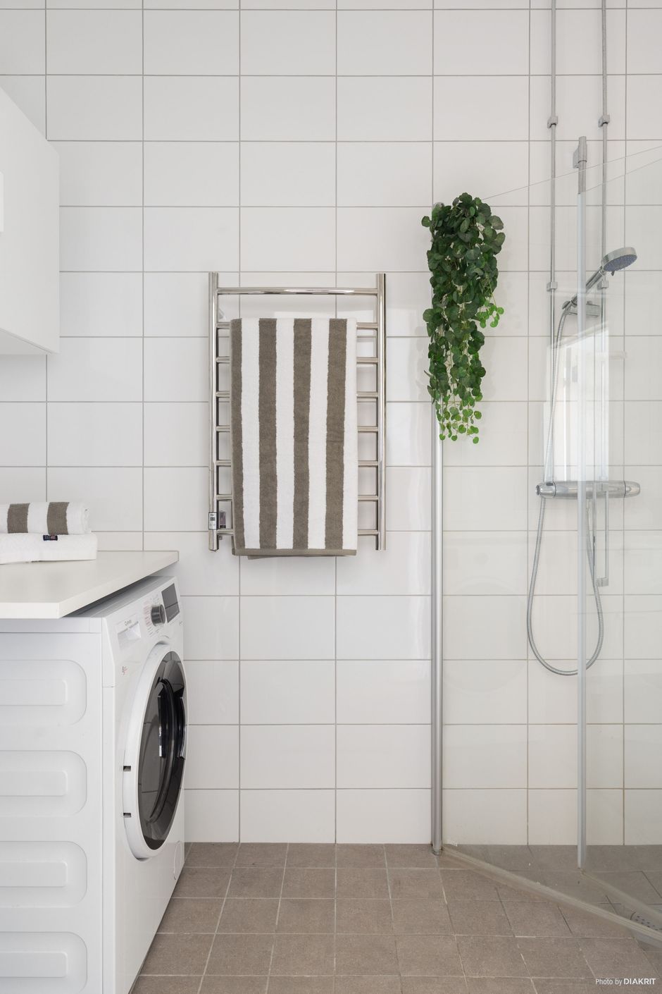 Det helkaklade fräscha badrummet har tvättmöjligheter, dusch och WC.