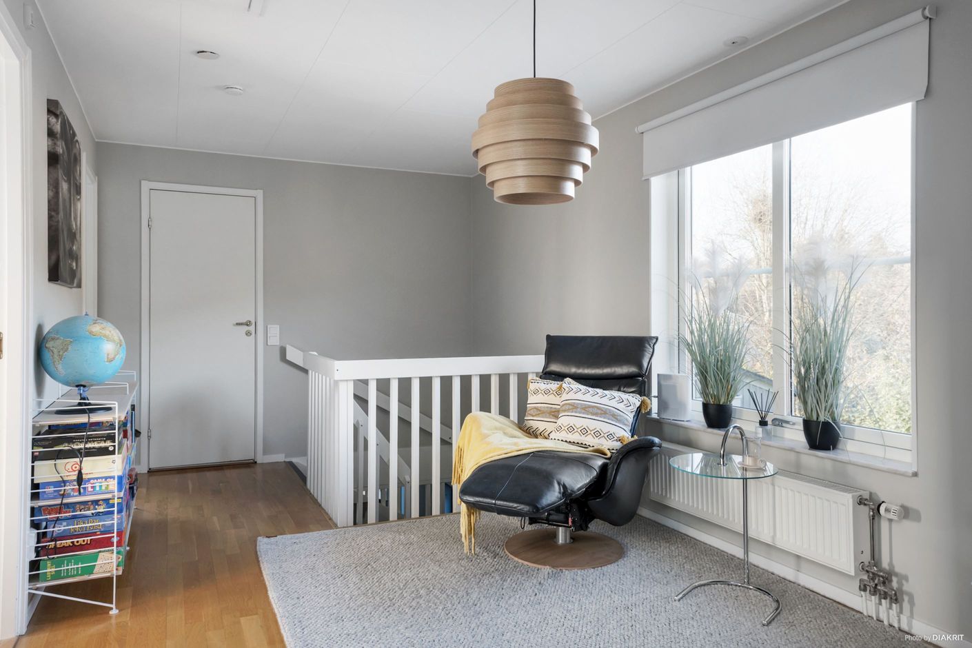Det första ni möts av på övre plan är ett allrum vilket är perfekt för barnen med kompisar.