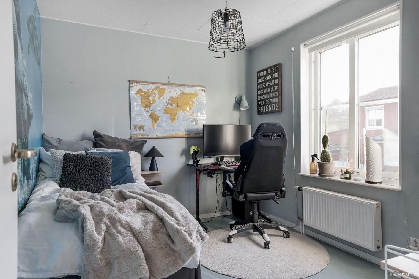 Det tredje sovrummet är idag barnrum med gott om plats för säng och skrivbord.
