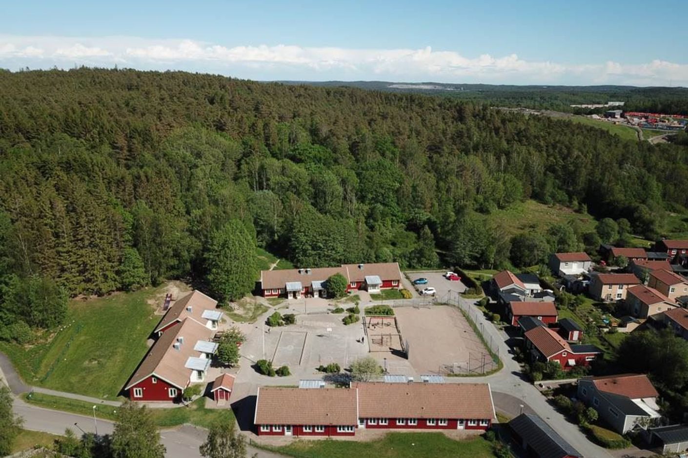 Omtyckta skolan Klöverbacken med åk F-2 ligger granne med Föreningen.