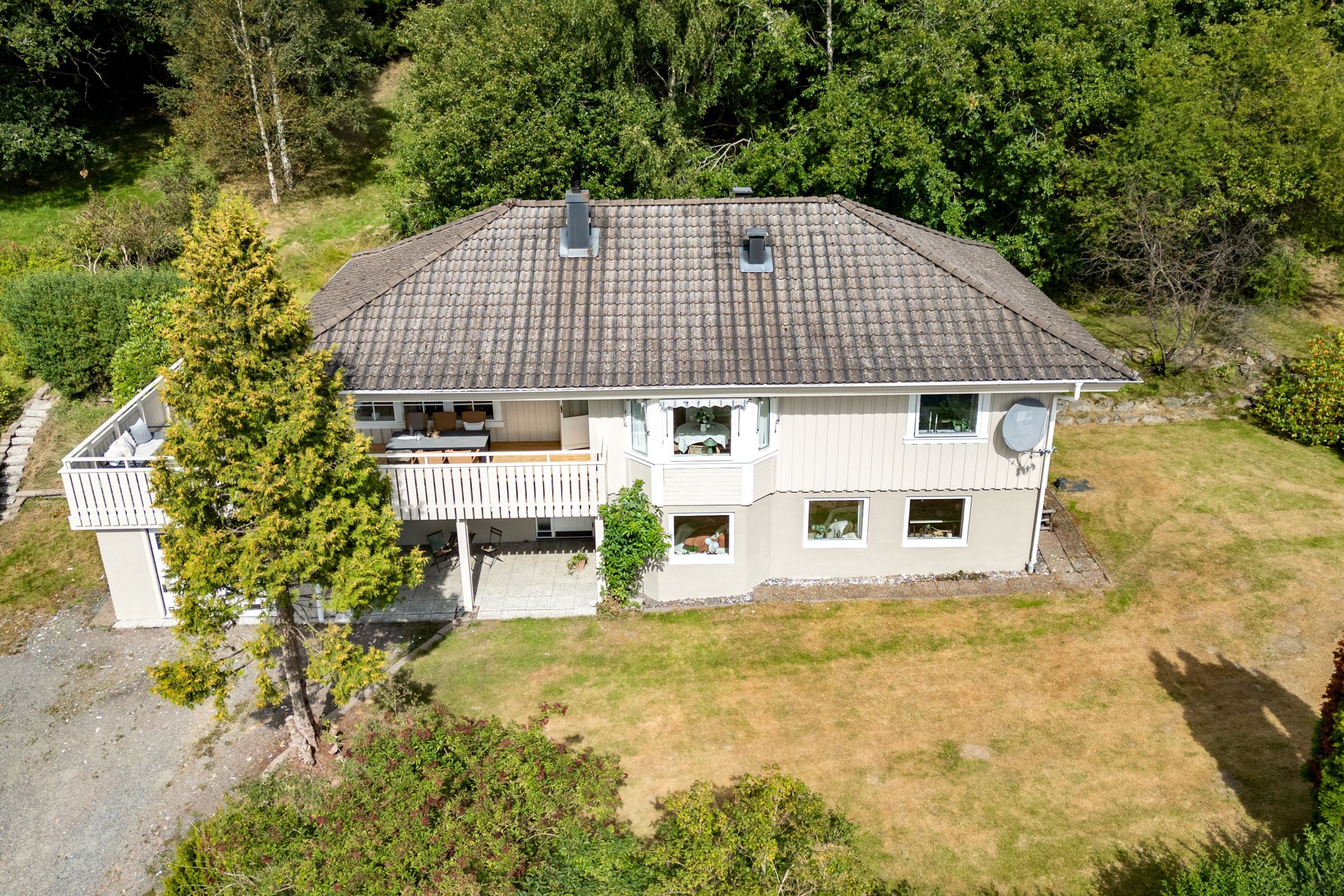 Huset ligger med privat läge längst in i området.