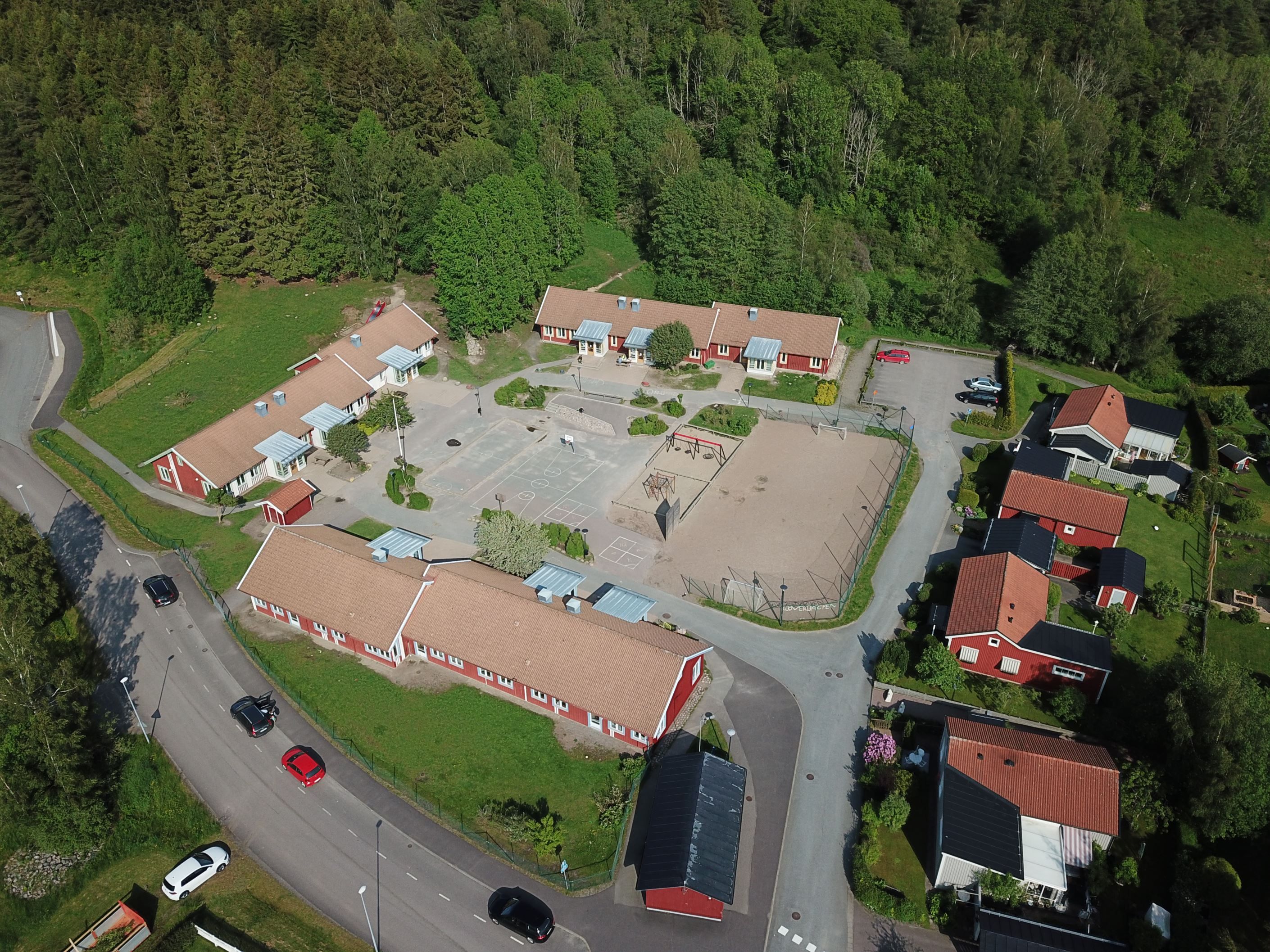 Klöverbacken ligger granne med föreningen och här går barnen från förskoleklass till åk 2.