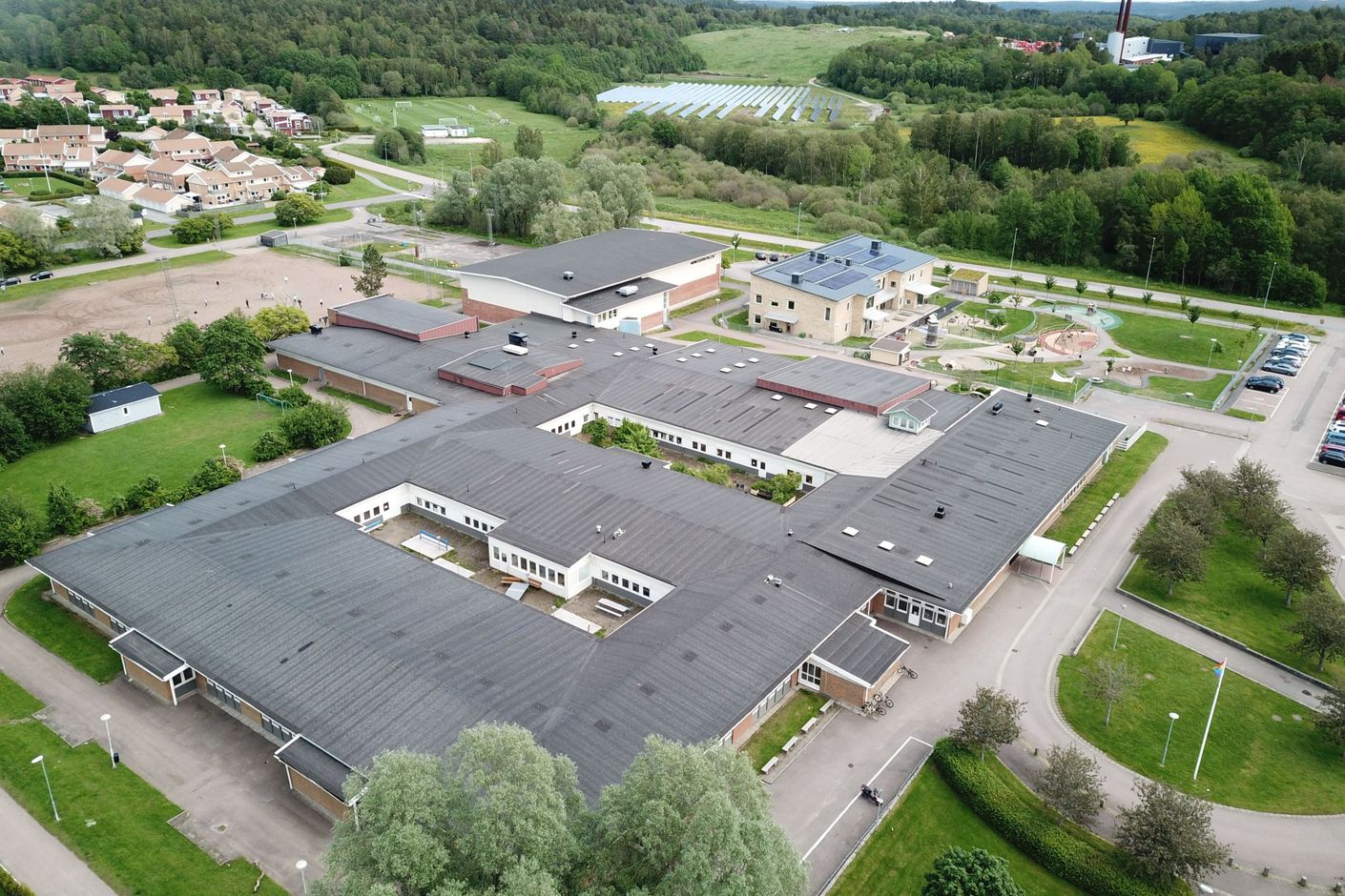 Munkegärdeskolan minuters promenad bort har åk 7-9. Och bredvid ligger Olseröds skola med åk 3-6.